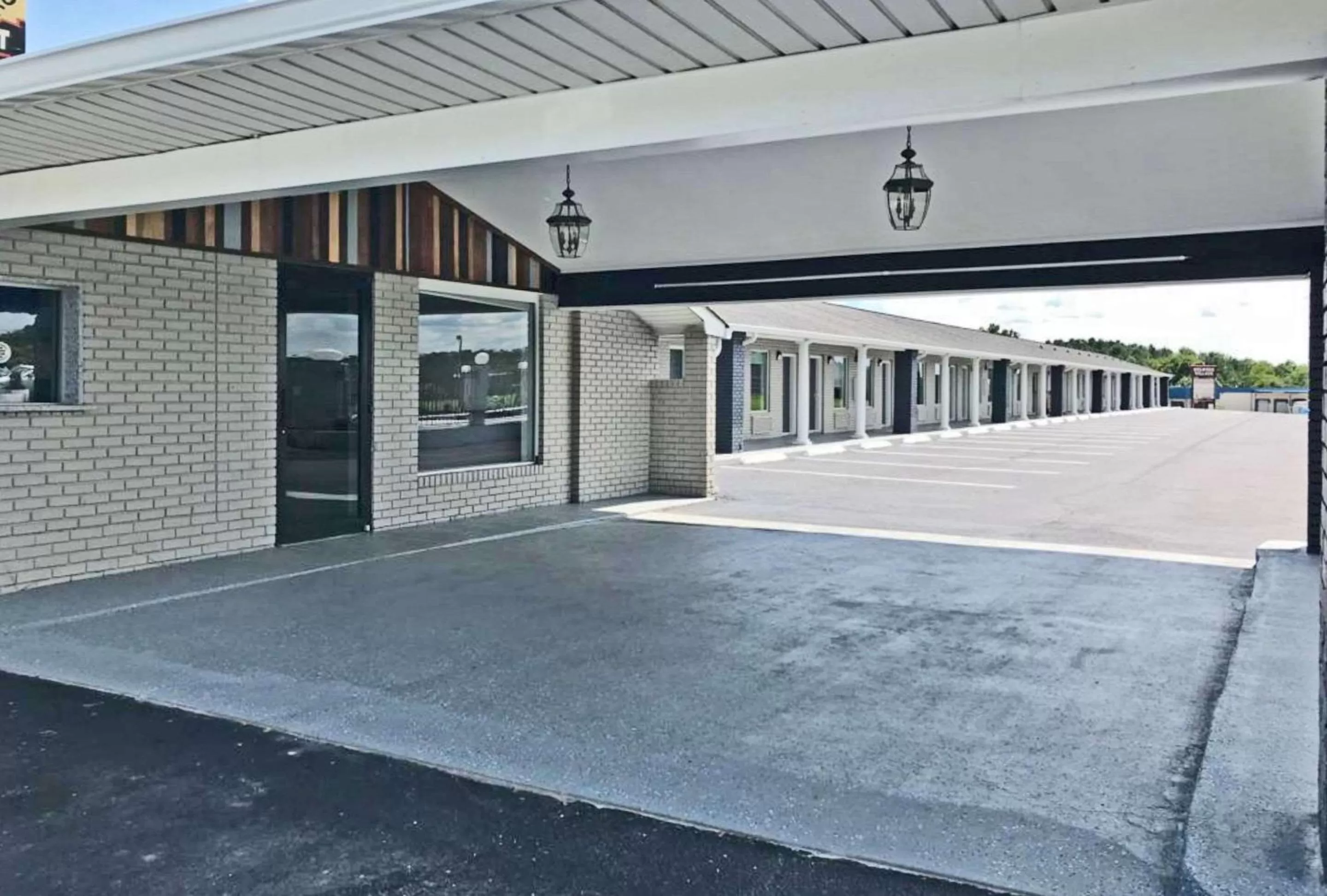 Property building in Rodeway Inn Calhoun South