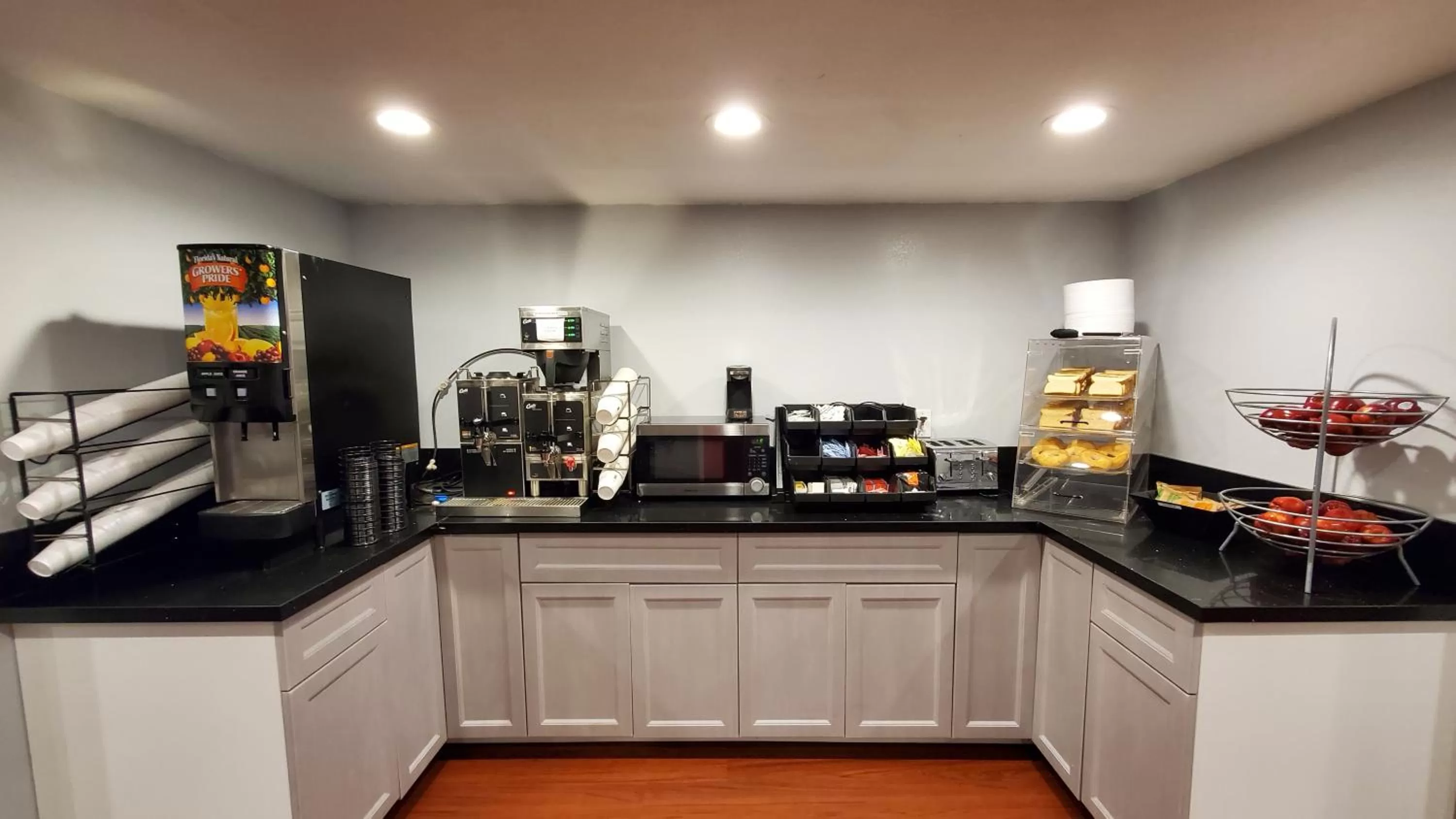 Coffee/tea facilities in Ramada by Wyndham Flagstaff East