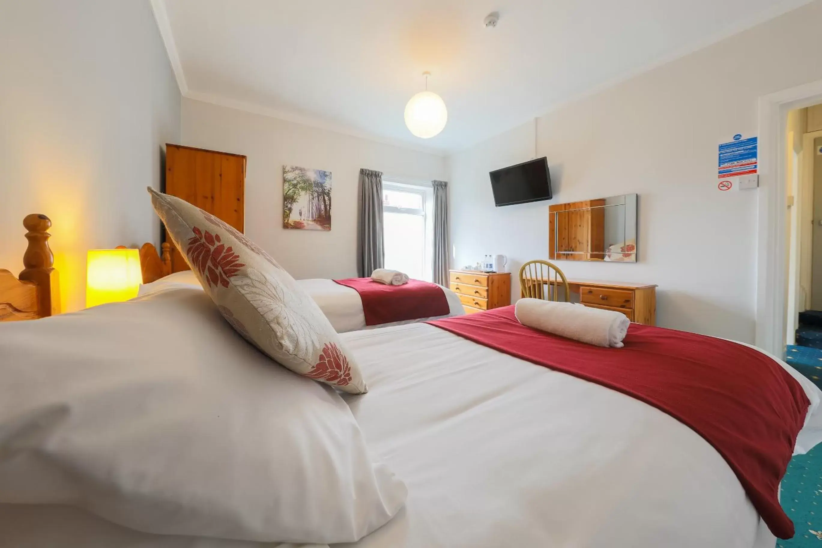 Twin Room with Bathroom in The Clee Hotel - Cleethorpes, Grimsby, Lincolnshire Twin Room with Bathroom in The Clee Hotel - Cleethorpes, Grimsby, Lincolnshire