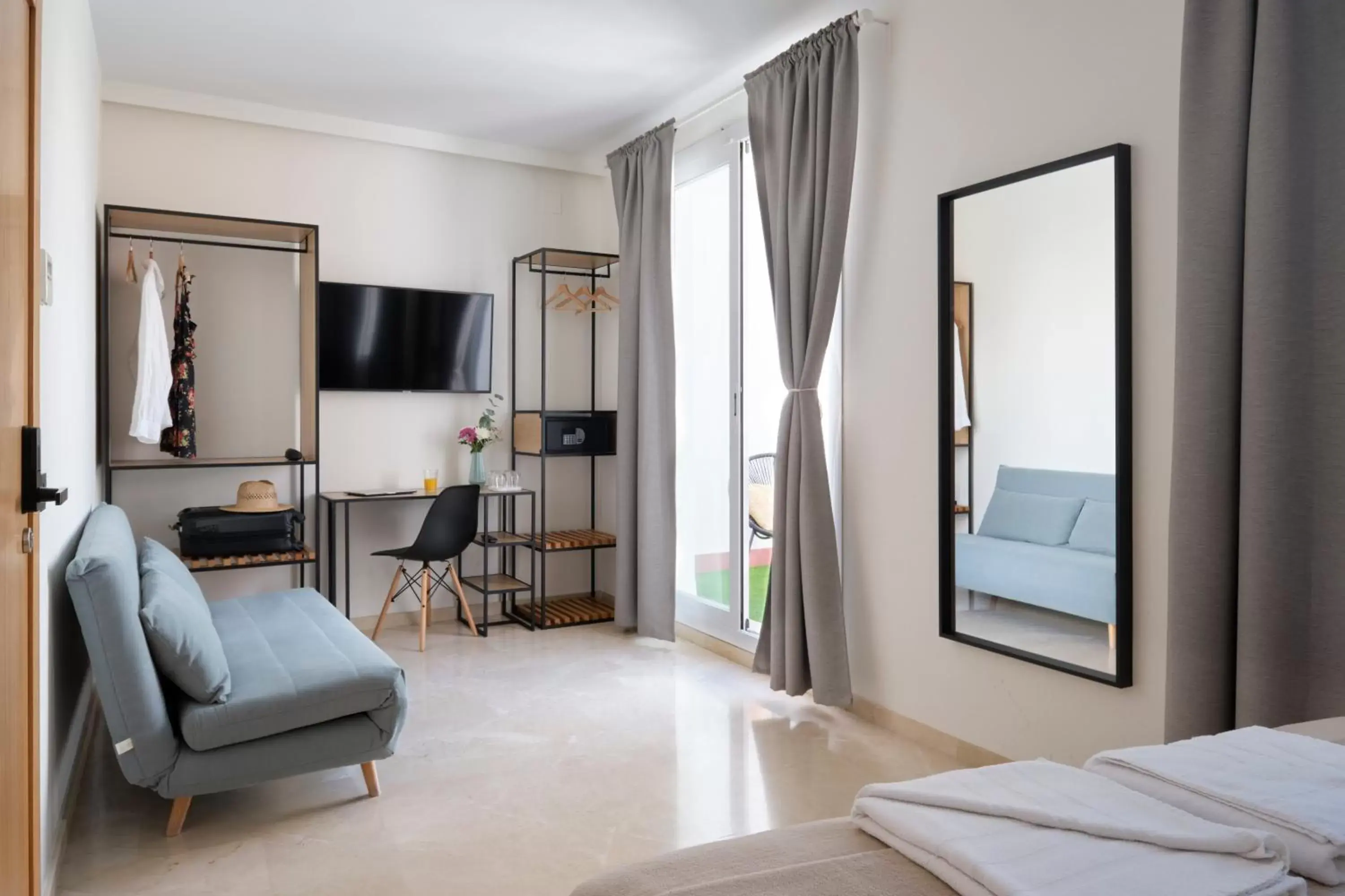 Bedroom, TV/Entertainment Center in Sweet Sevilla Suites