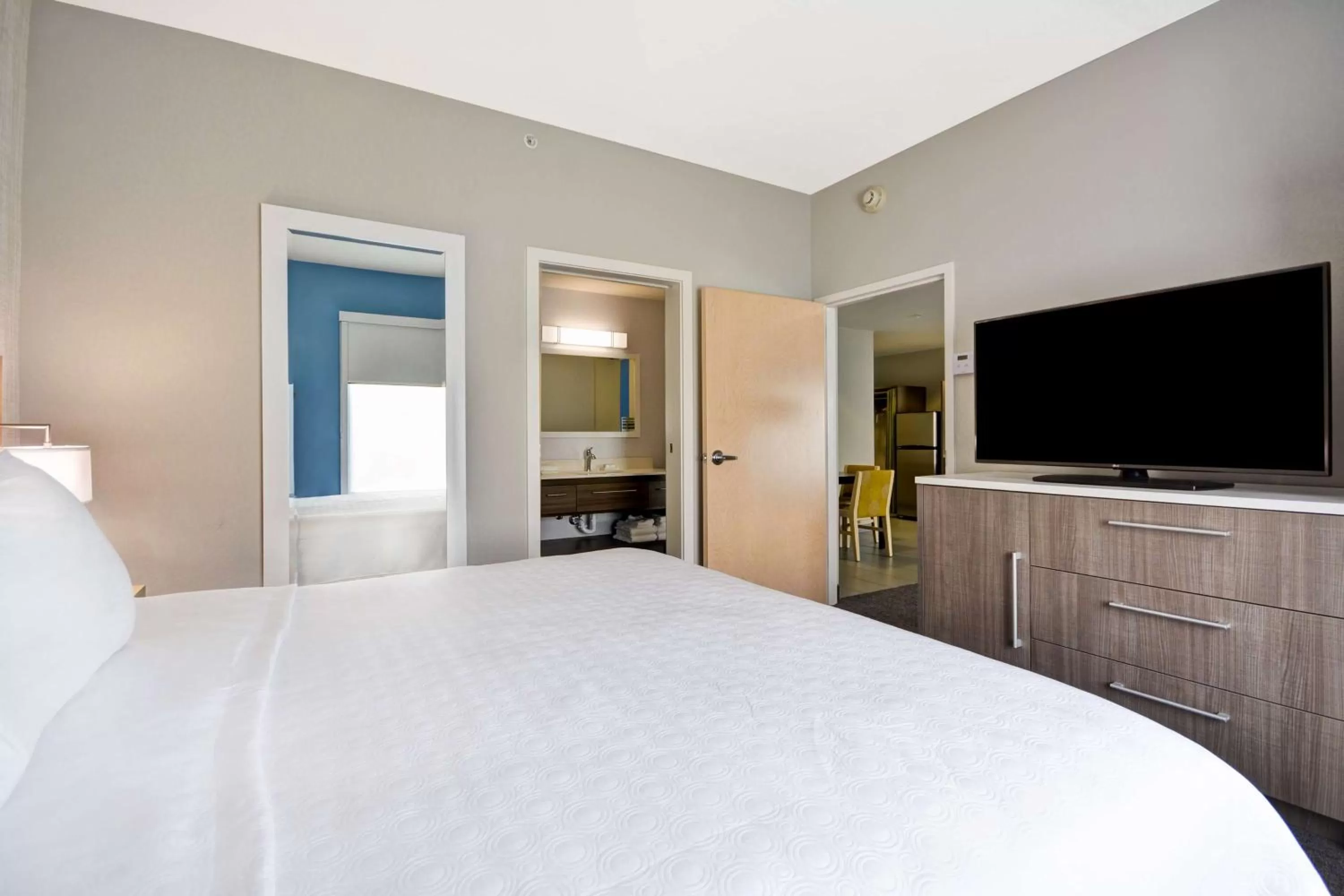 Bedroom, Bed in Home2 Suites By Hilton Blue Ash Cincinnati
