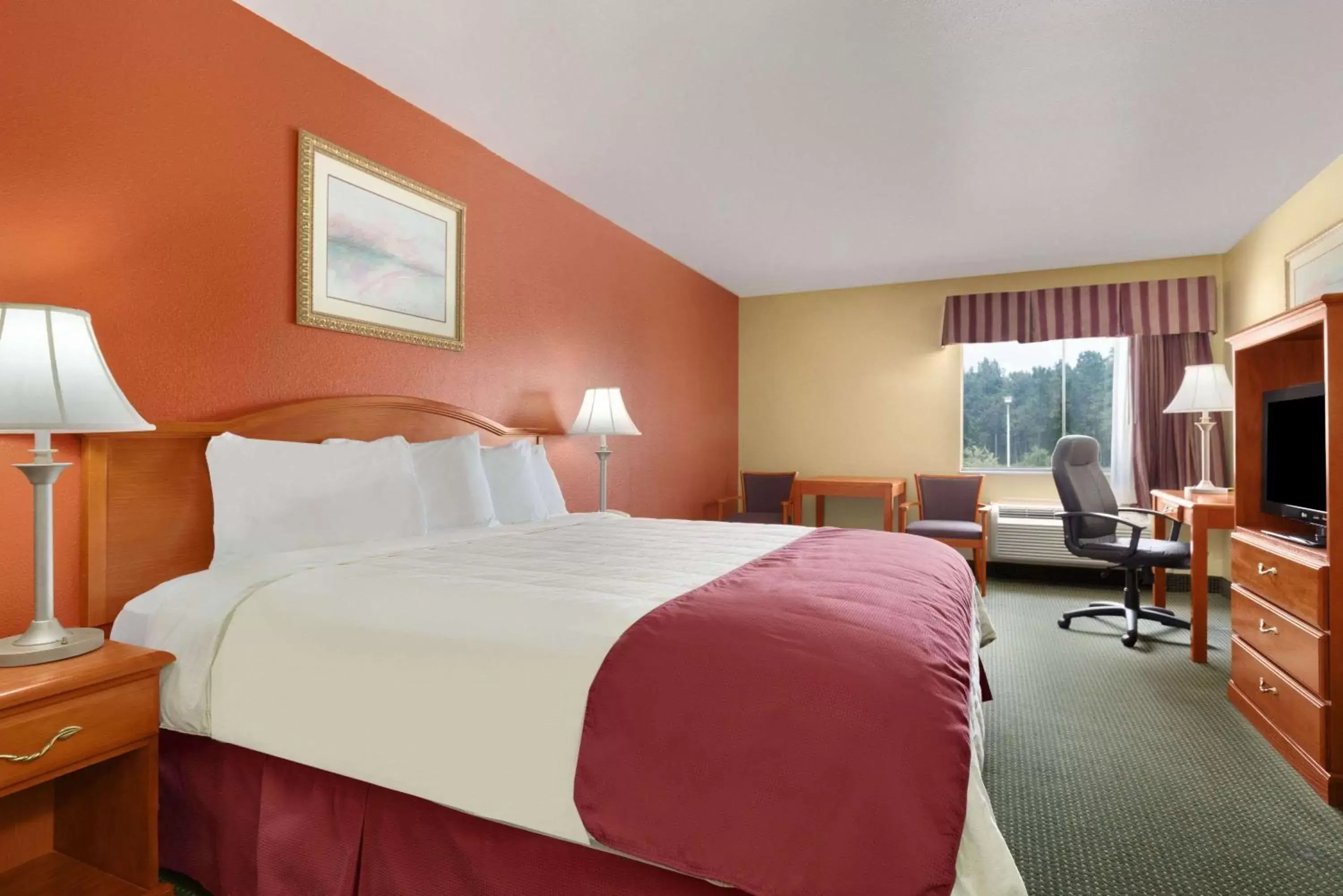 Photo of the whole room, Bed in Days Inn by Wyndham Lumberton