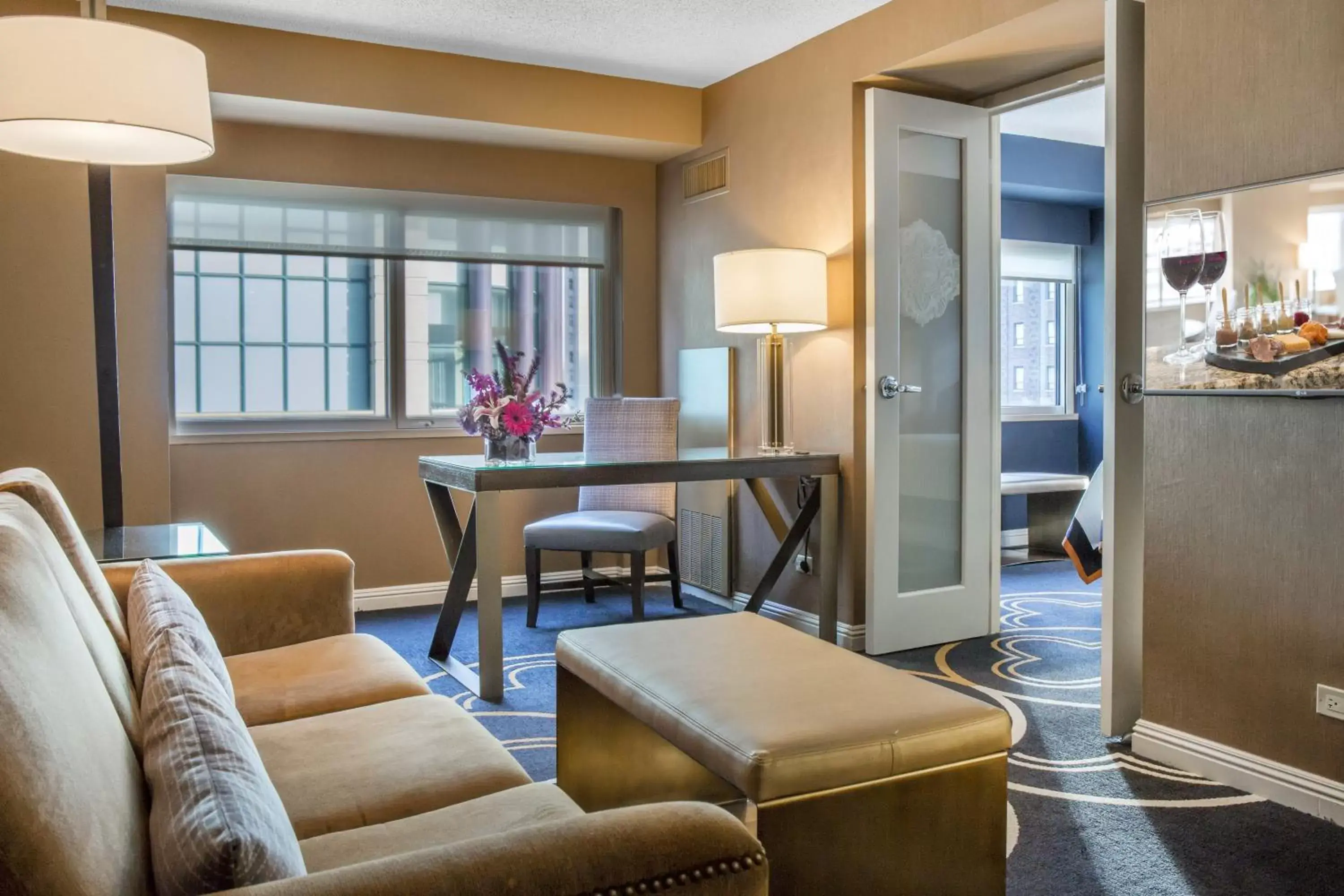 Photo of the whole room, Seating Area in Omni Chicago All Suites Hotel-Magnificent Mile