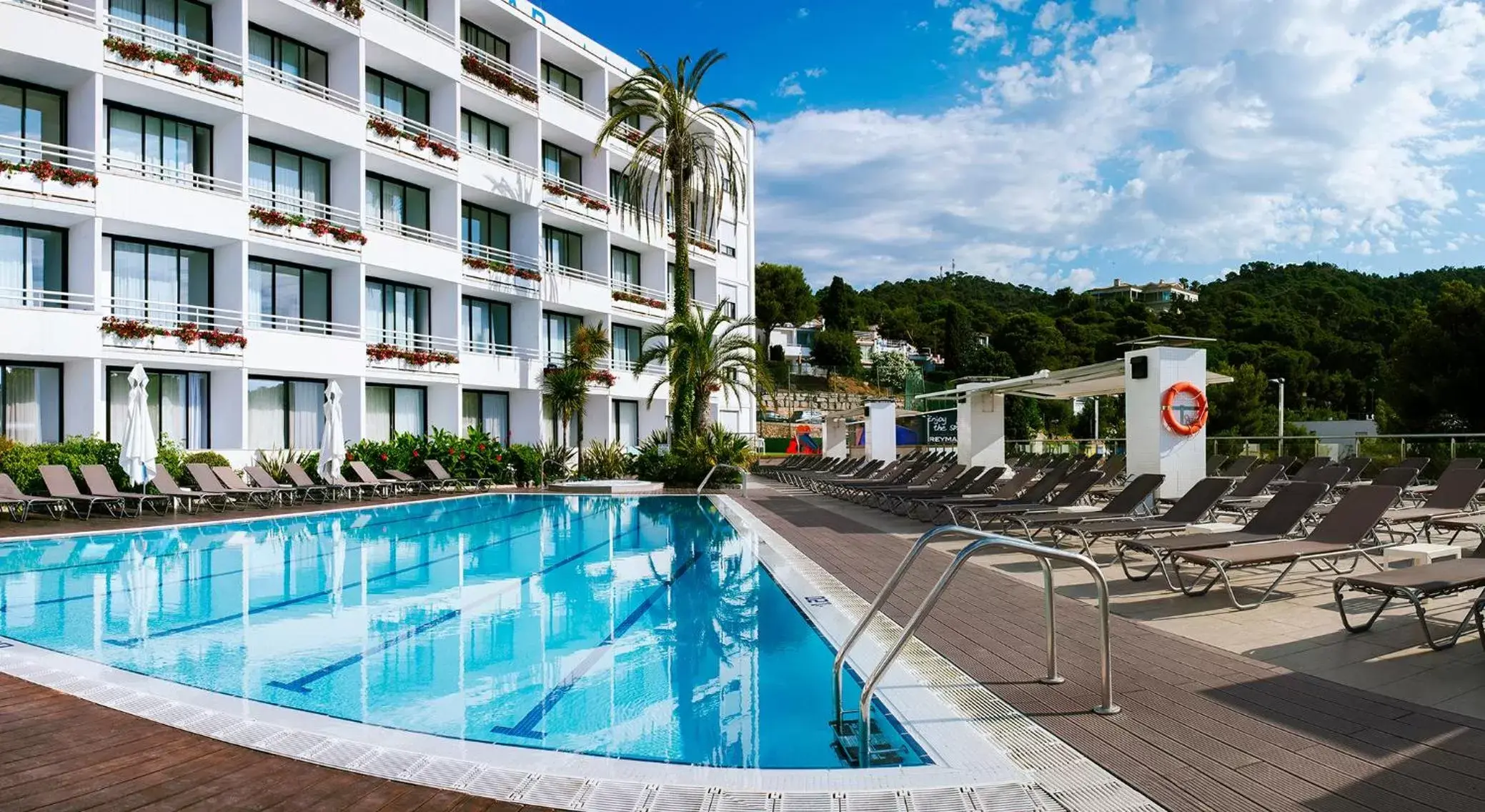 Facade/entrance, Swimming Pool in Gran Hotel Reymar