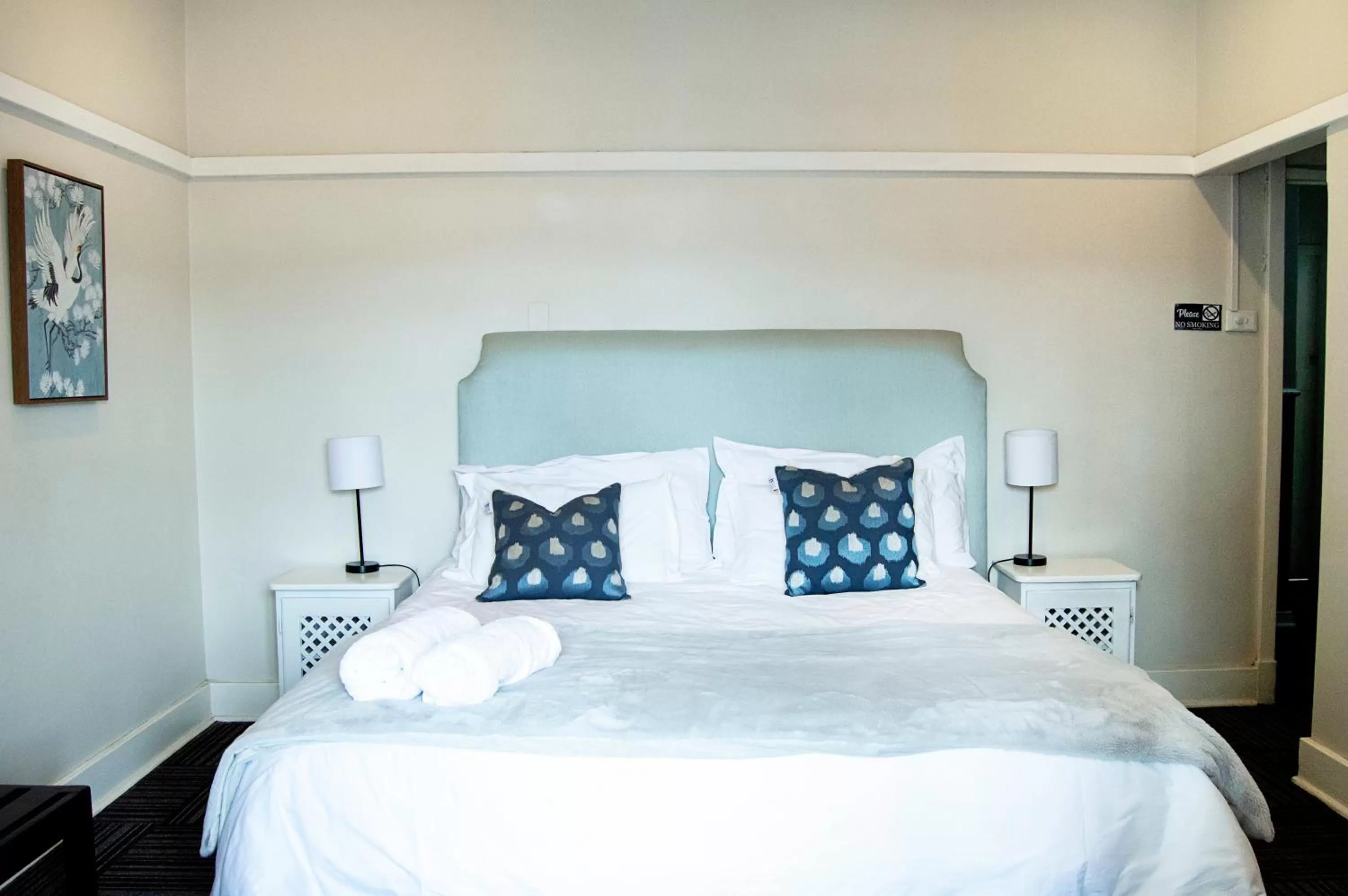 Bedroom, Bed in Thistle Hotel