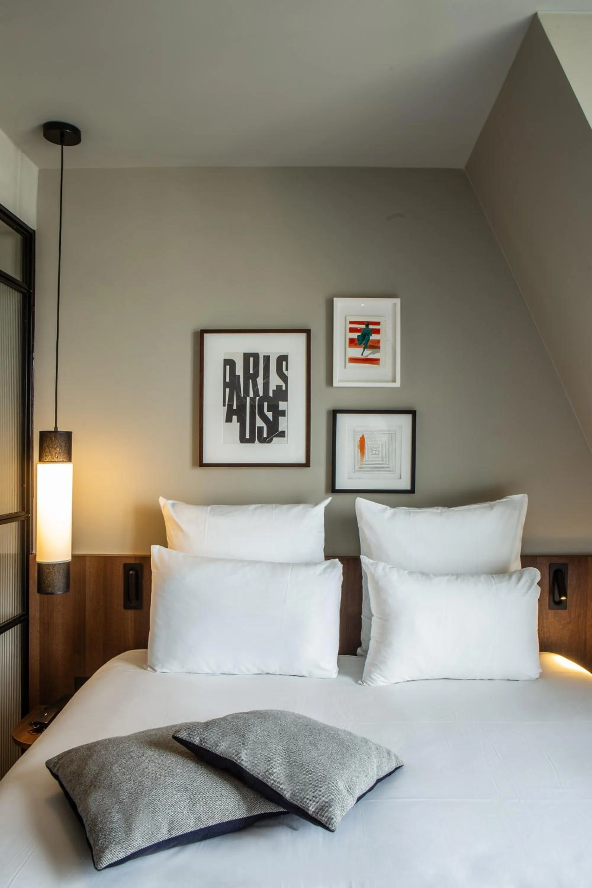 Bed in ibis Styles Paris Gare du Nord TGV