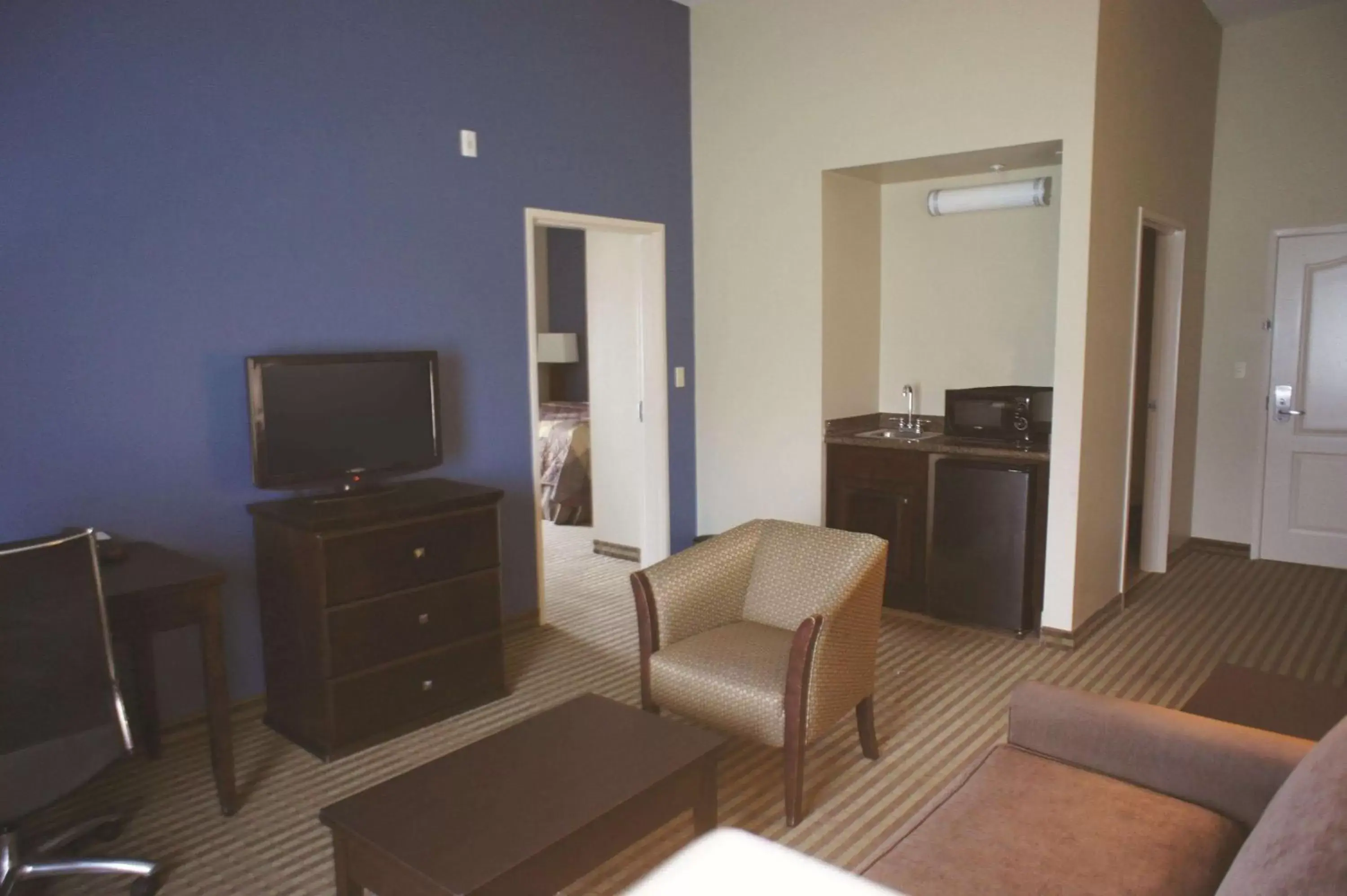 Photo of the whole room, TV/Entertainment Center in La Quinta Inn & Suites by Wyndham Broussard - Lafayette Area