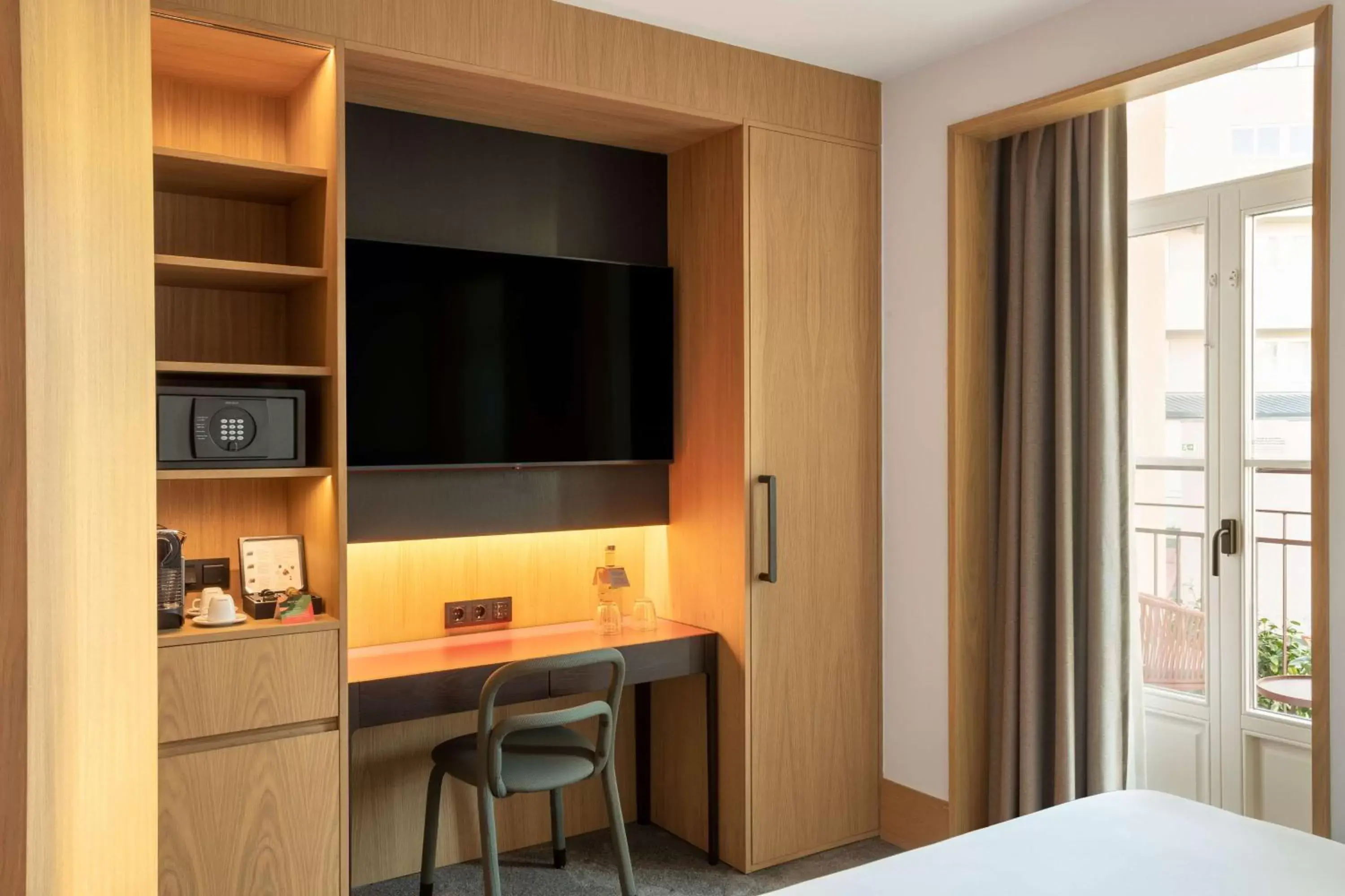 Bedroom, TV/Entertainment Center in Arts Hotel Porto, Tapestry Collection By Hilton