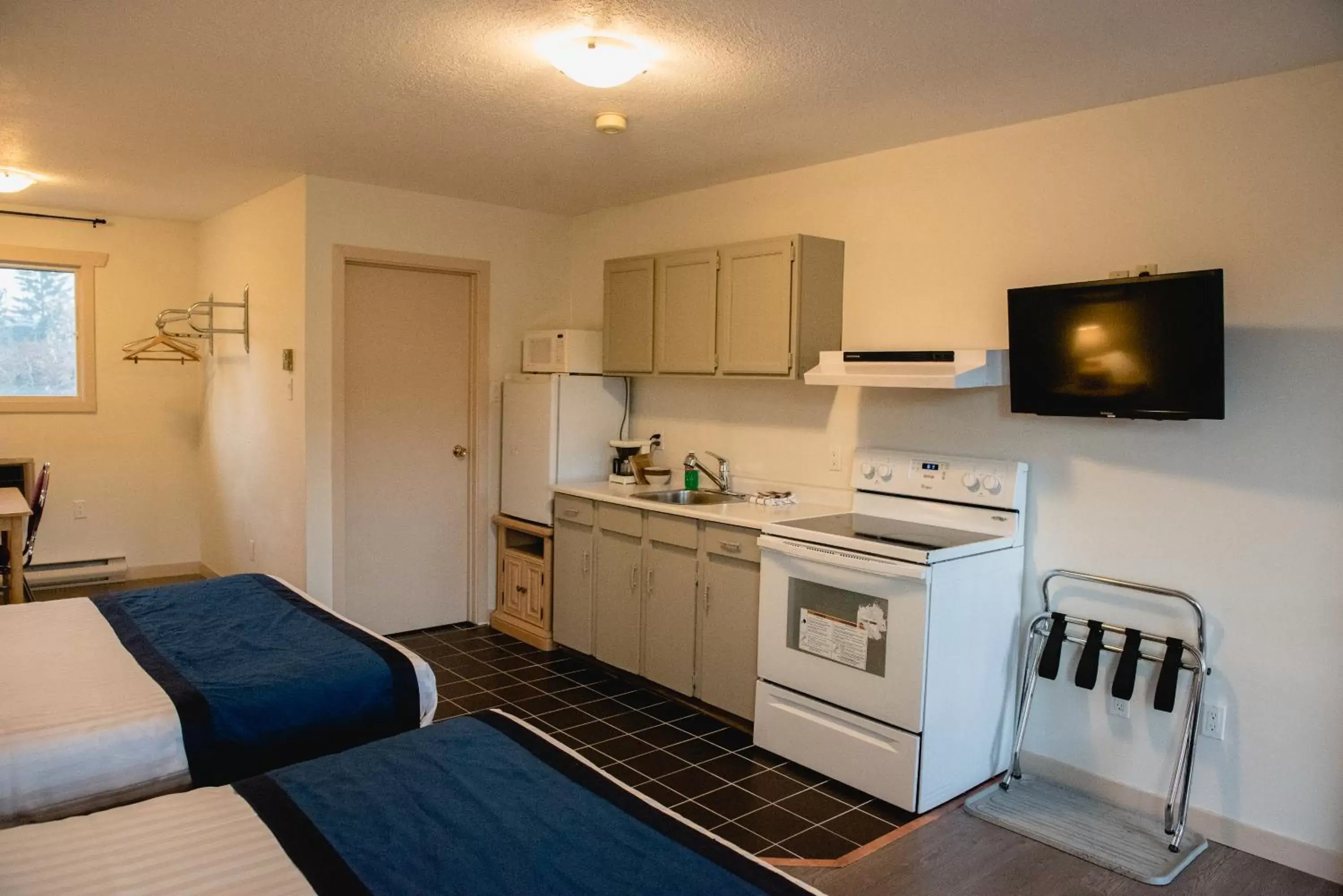 Kitchen/Kitchenette in Radium Park Lodge