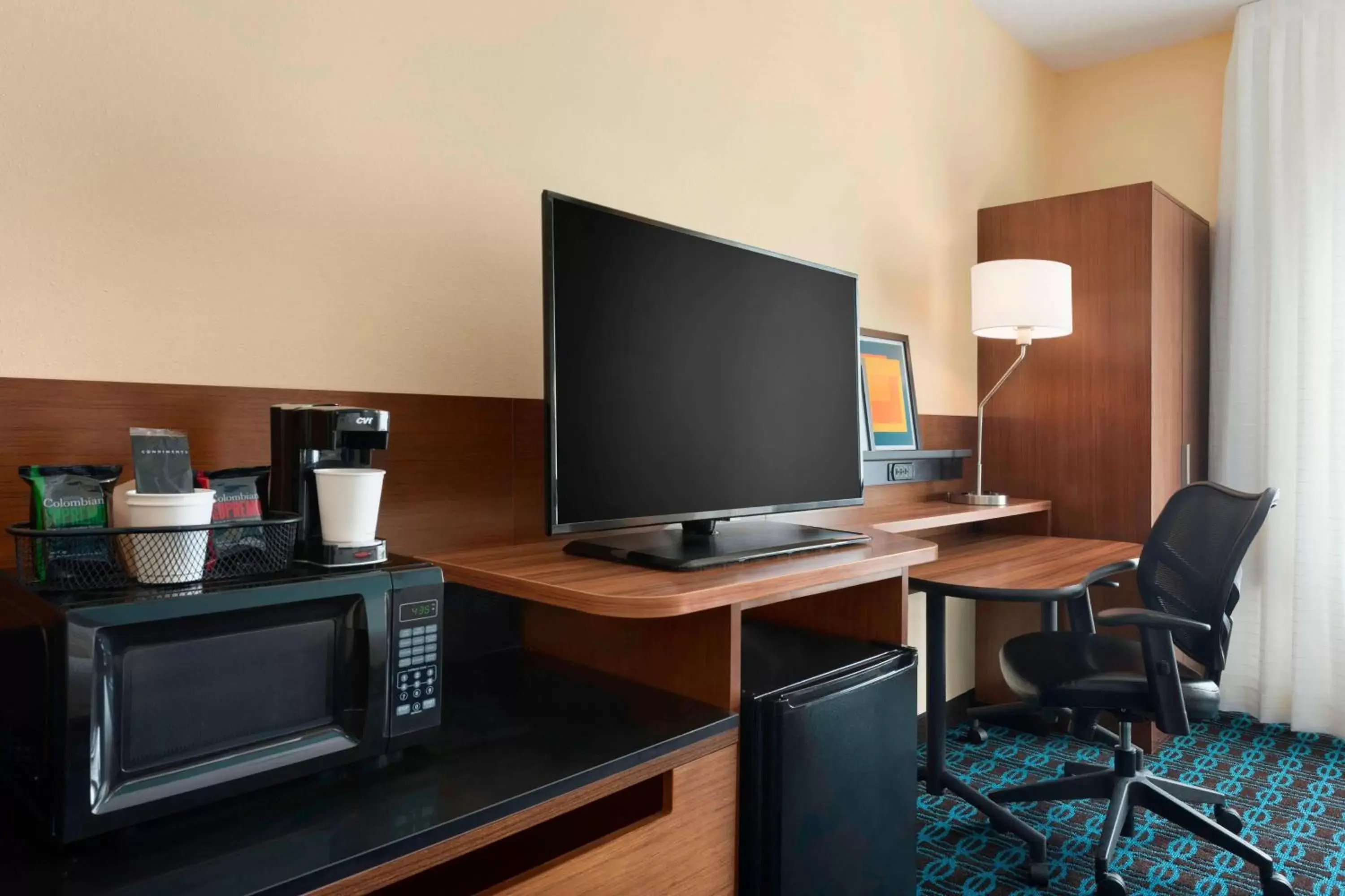 Photo of the whole room, TV/Entertainment Center in Fairfield Inn & Suites Hartford Manchester