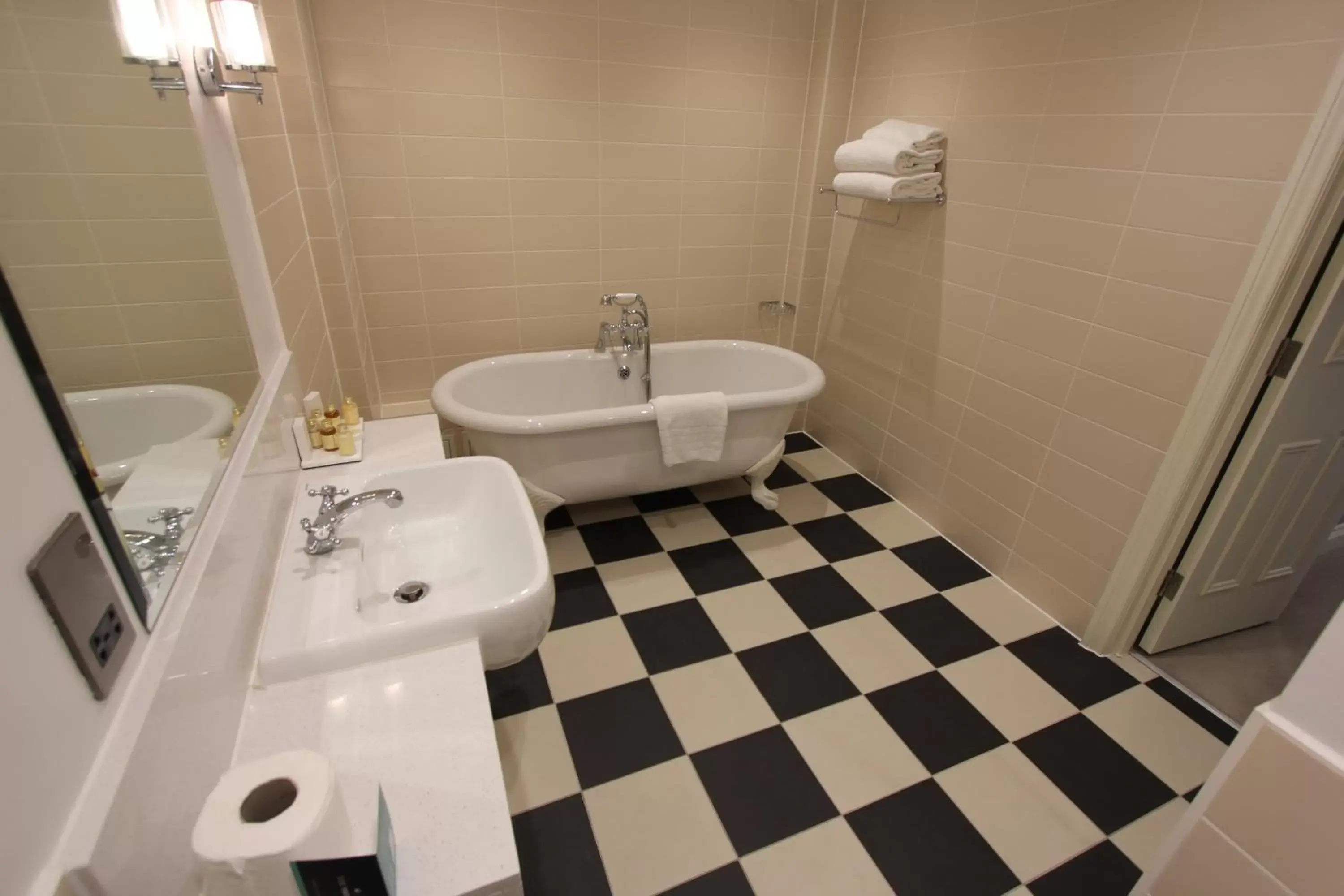 Bathroom in Yarrow Hotel