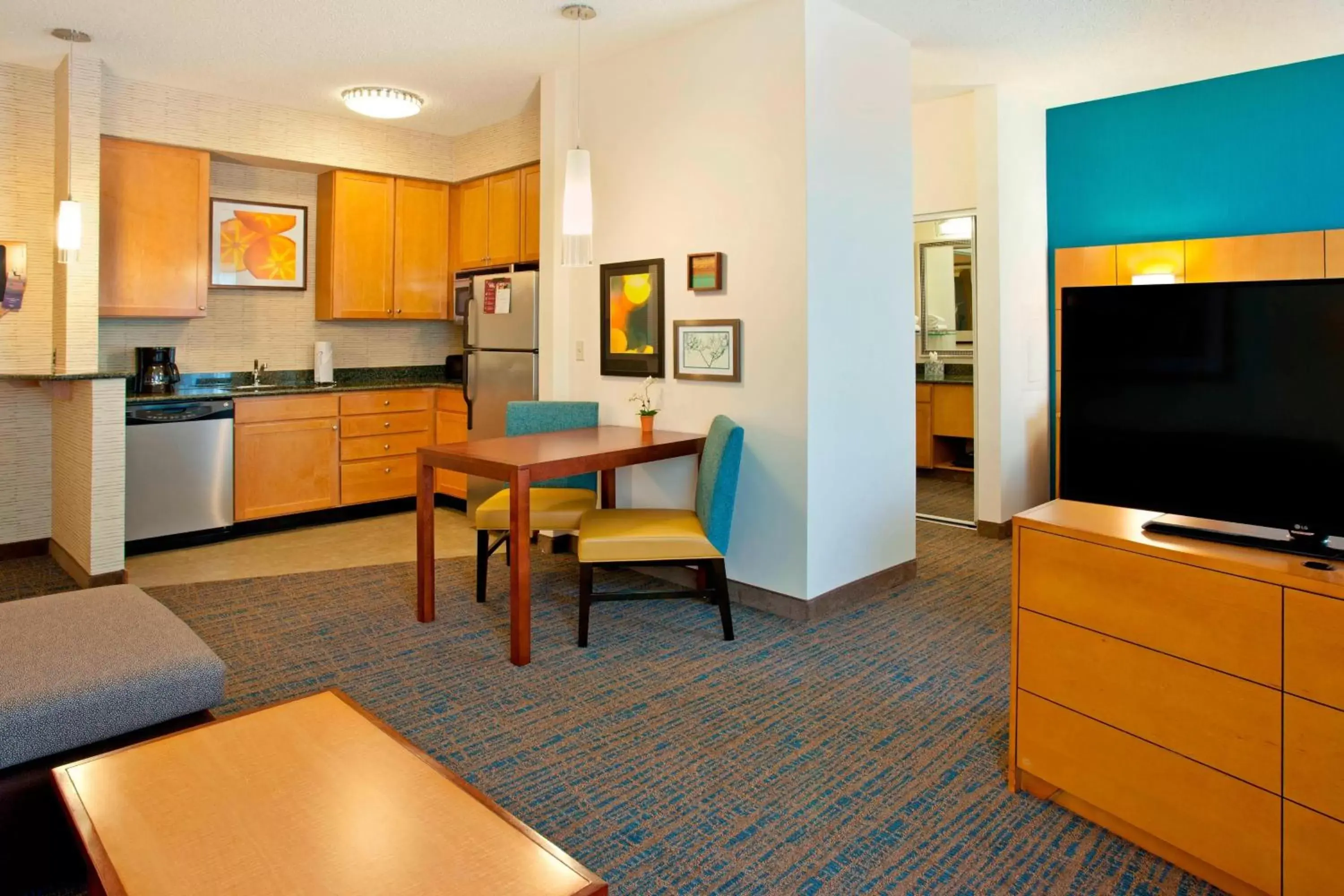 Living room, TV/Entertainment Center in Residence Inn Bridgewater Branchburg