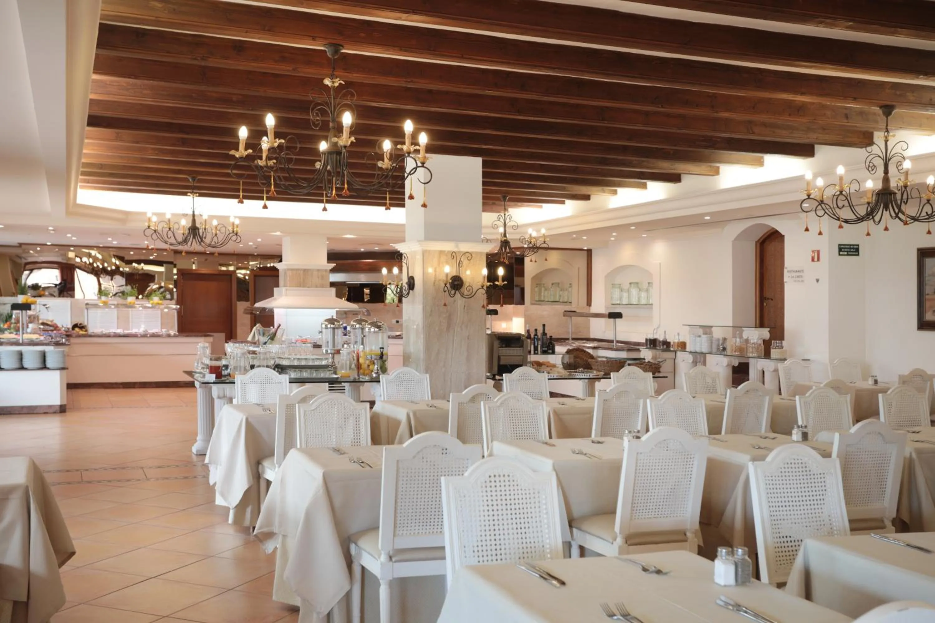 Restaurant/places to eat in Mon Port Hotel & Spa