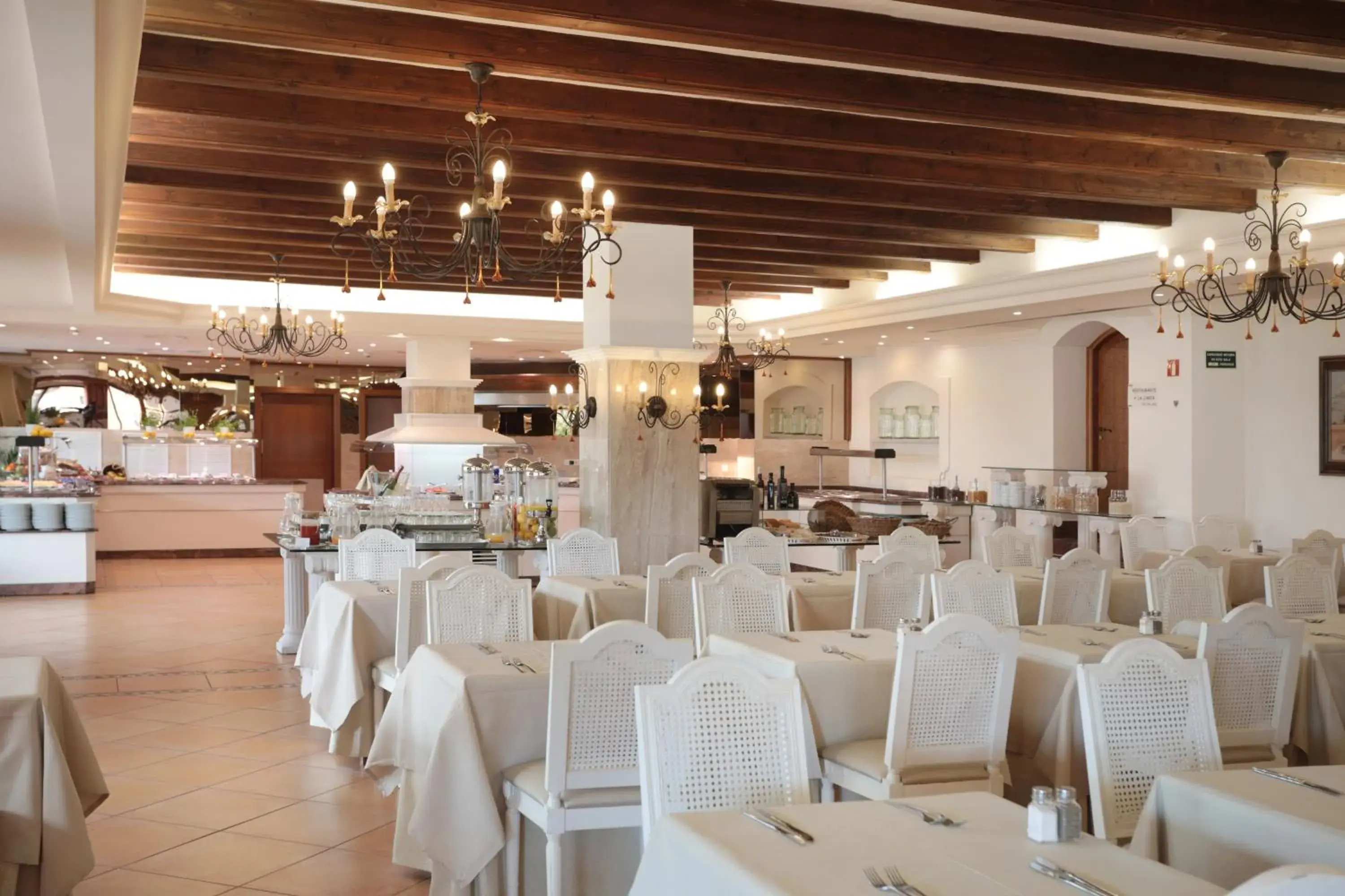 Restaurant/Places to Eat in Mon Port Hotel & Spa