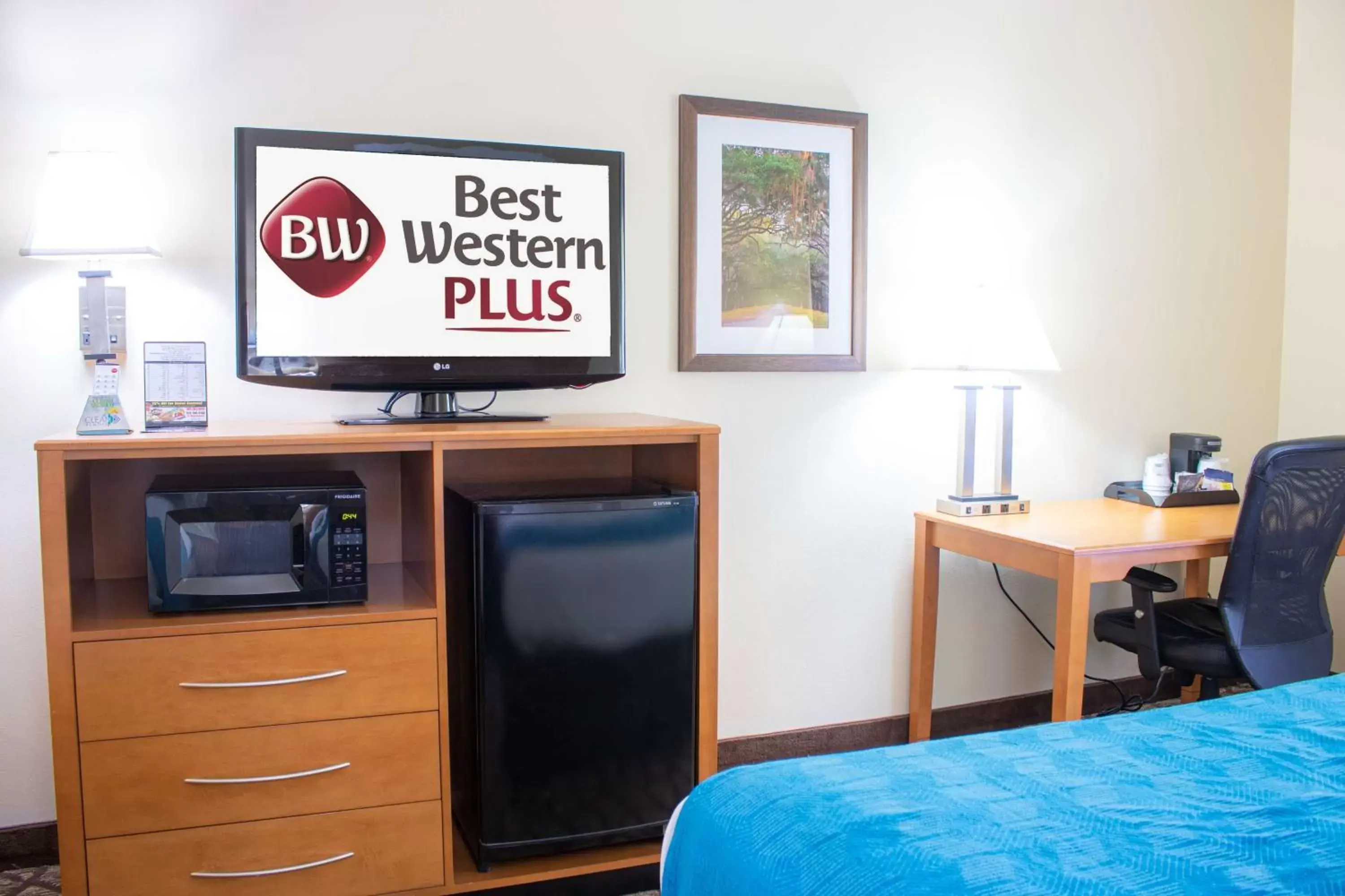Photo of the whole room, TV/Entertainment Center in Best Western Plus Richmond Hill Inn