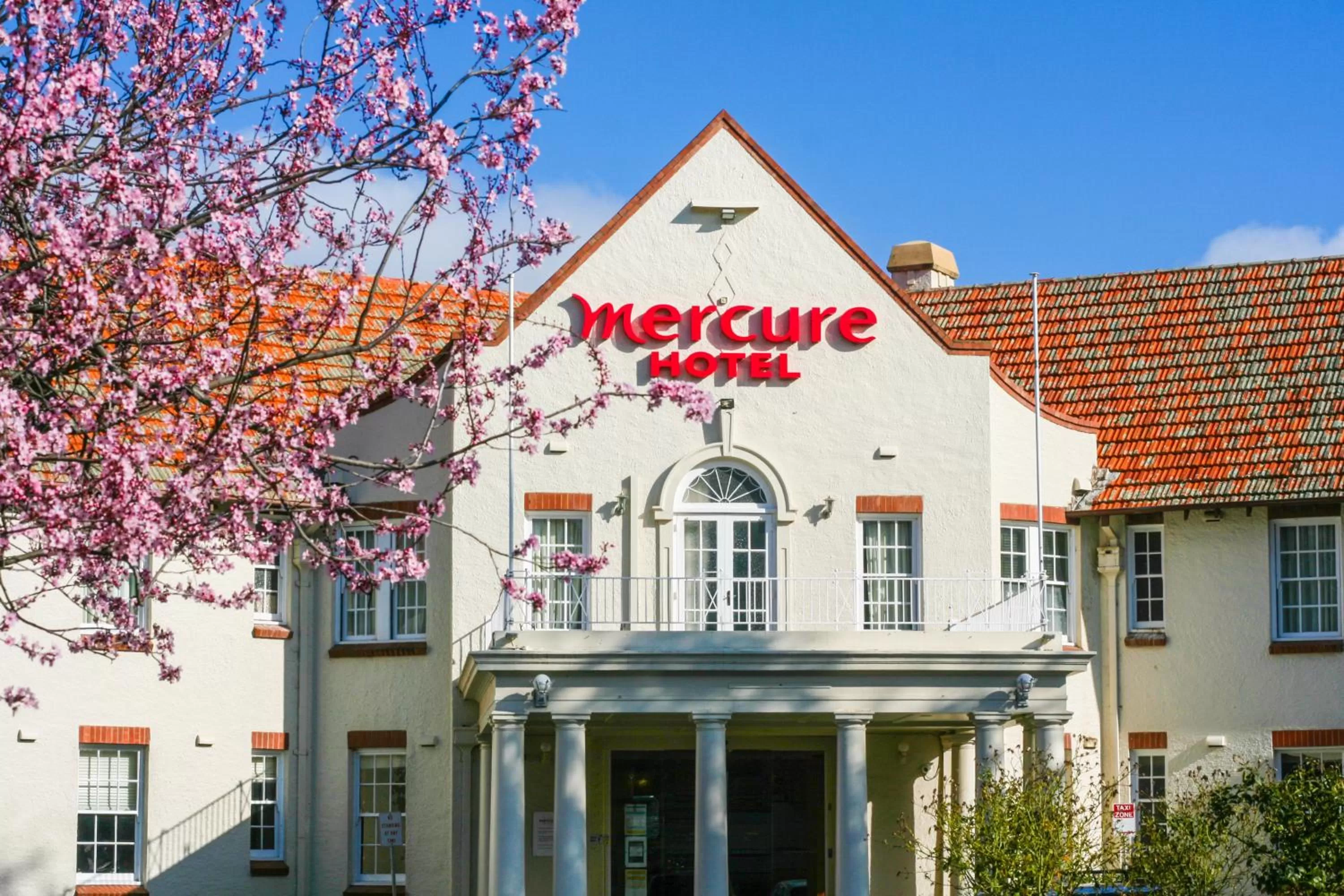 Facade/entrance in Mercure Canberra