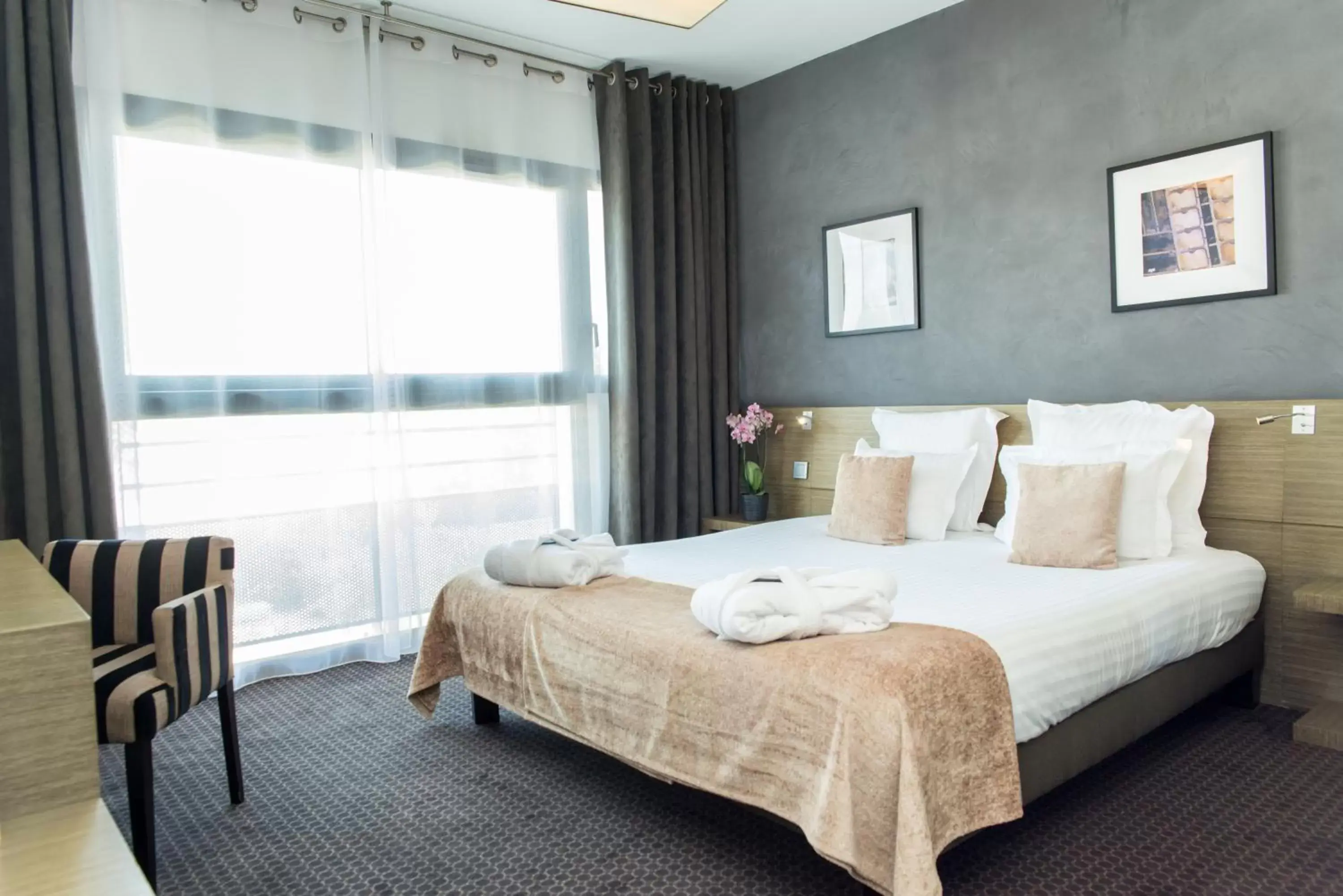 Photo of the whole room, Bed in Best Western Hôtel De La Cité & Spa