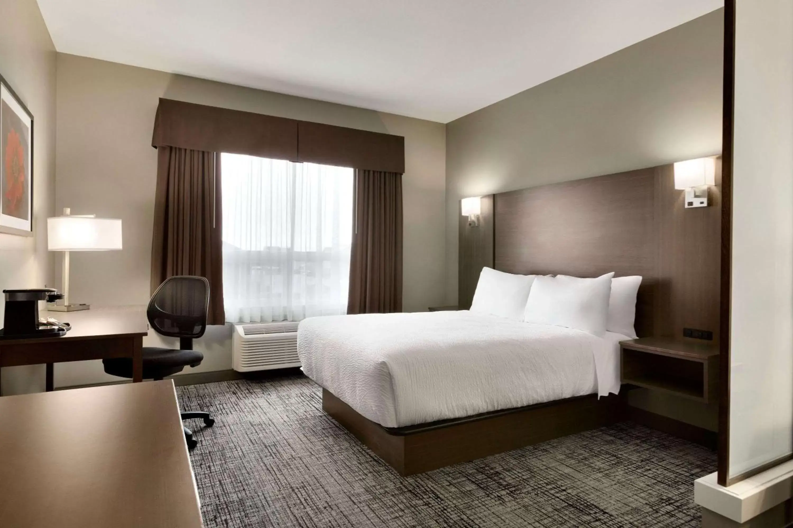 Photo of the whole room, Bed in Days Inn & Suites by Wyndham Warman Legends Centre