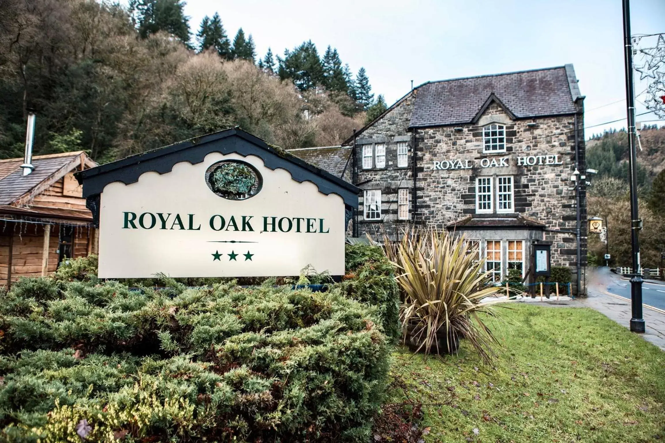 Facade/entrance in Royal Oak Hotel