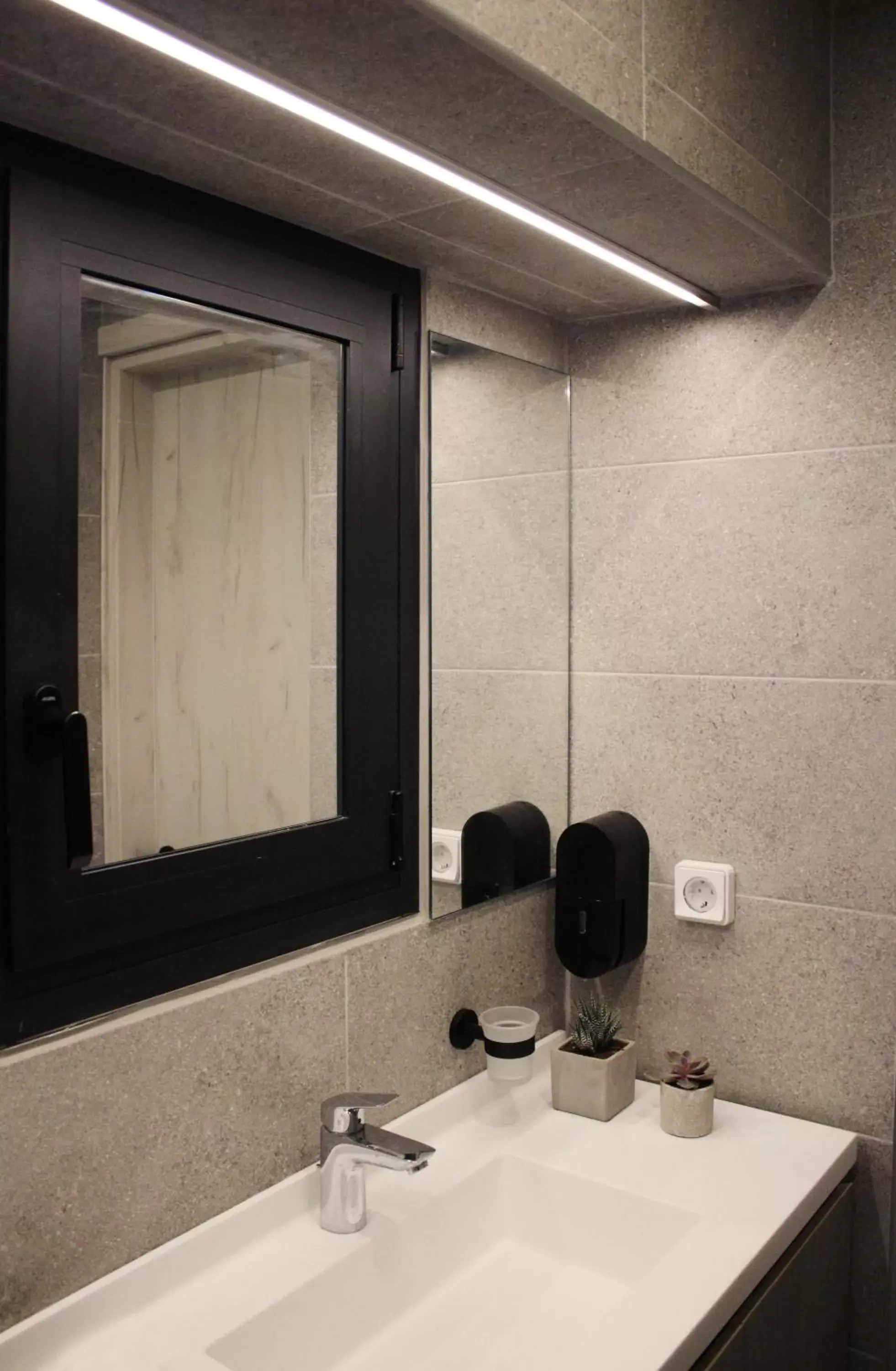 Bathroom in Exarchia House Project