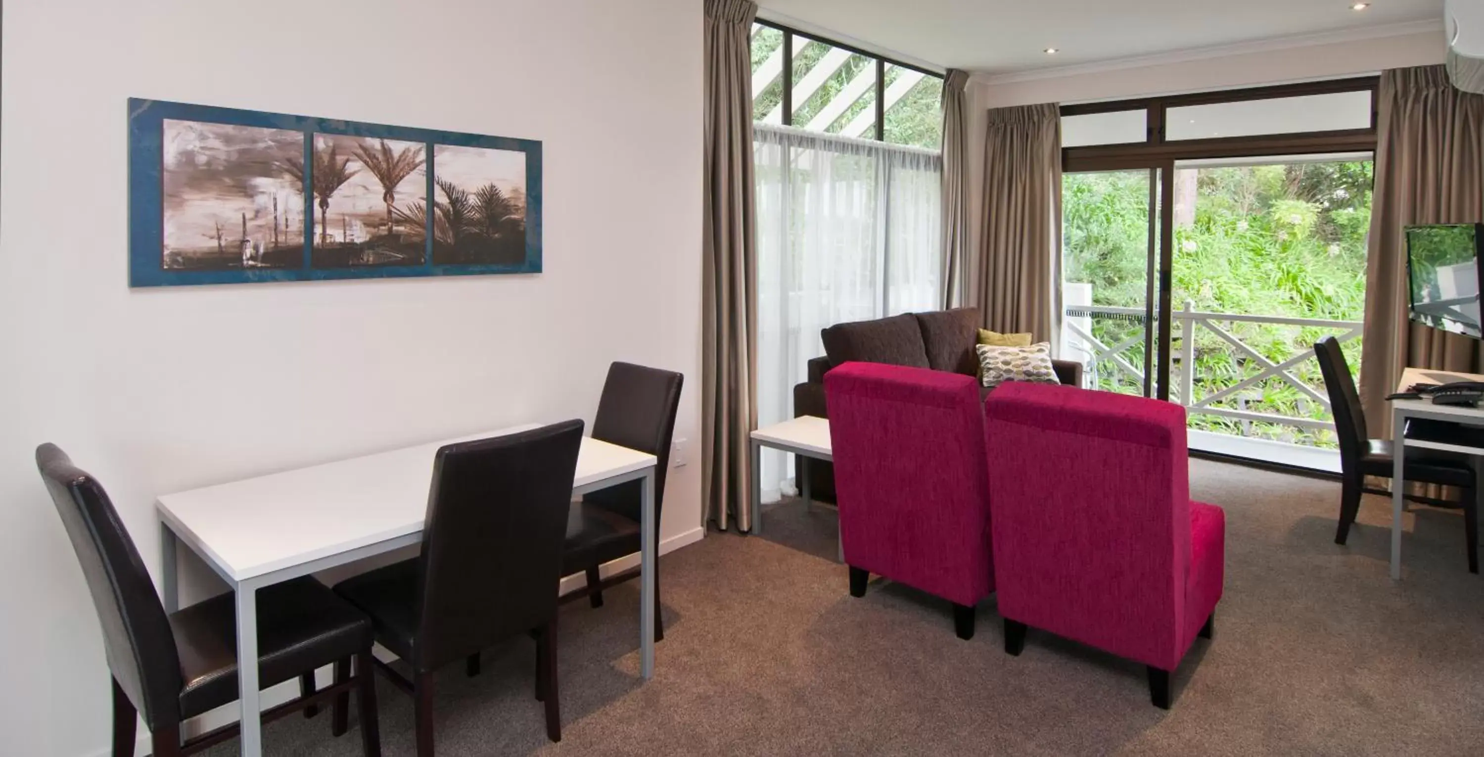 TV and multimedia, Dining Area in Breakwater Motel