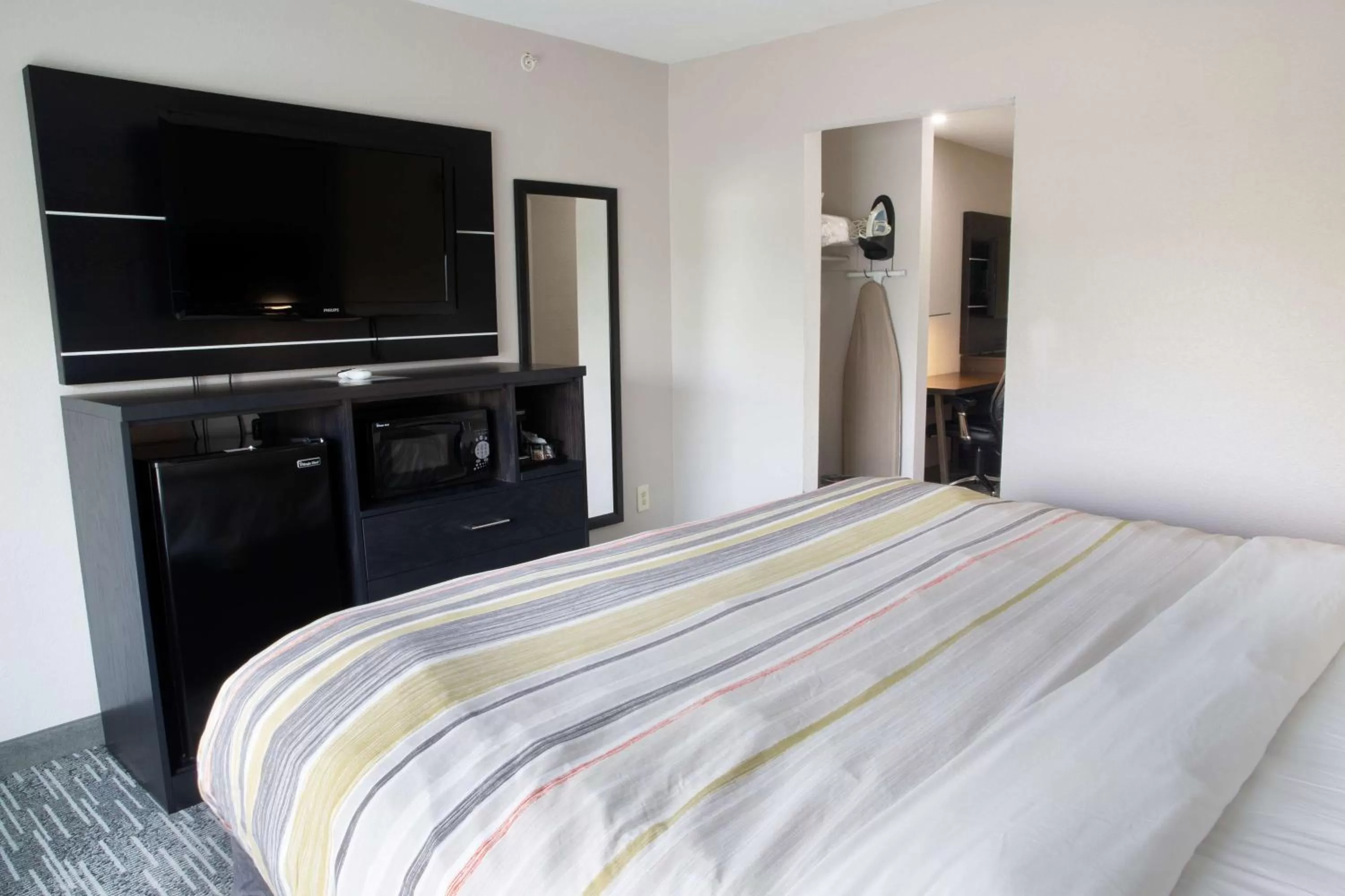 One-Bedroom King Suite in Country Inn & Suites by Radisson, Columbus West, OH