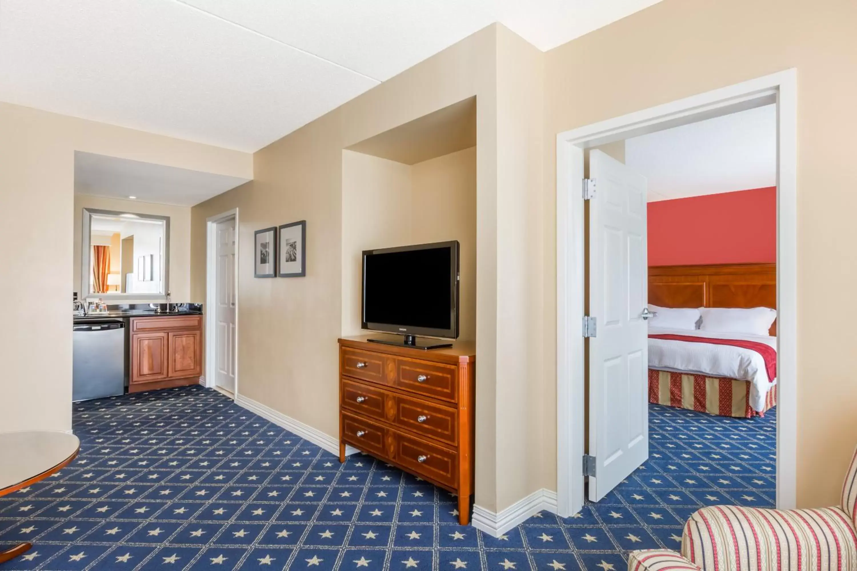 Bed, TV/Entertainment Center in Wyndham Gettysburg