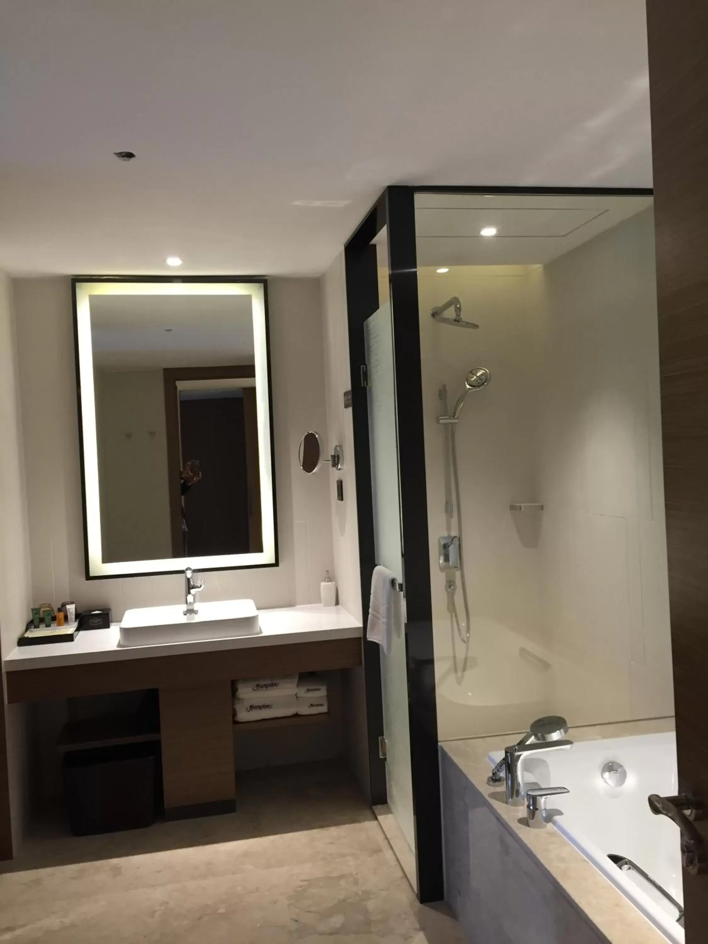 Bathroom in Hampton by Hilton Guangzhou Zhujiang New Town