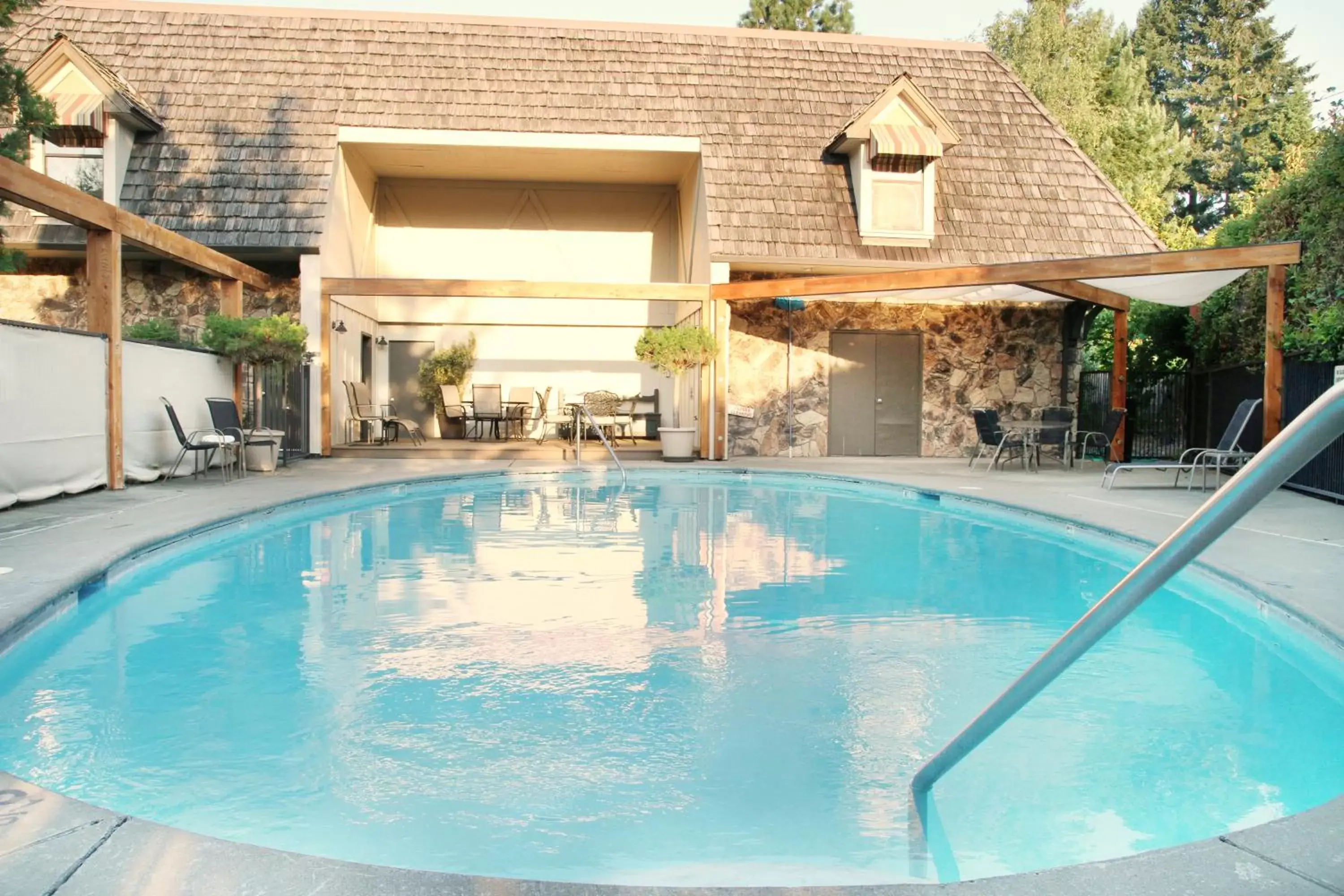 Facade/entrance, Swimming Pool in Riverside Inn