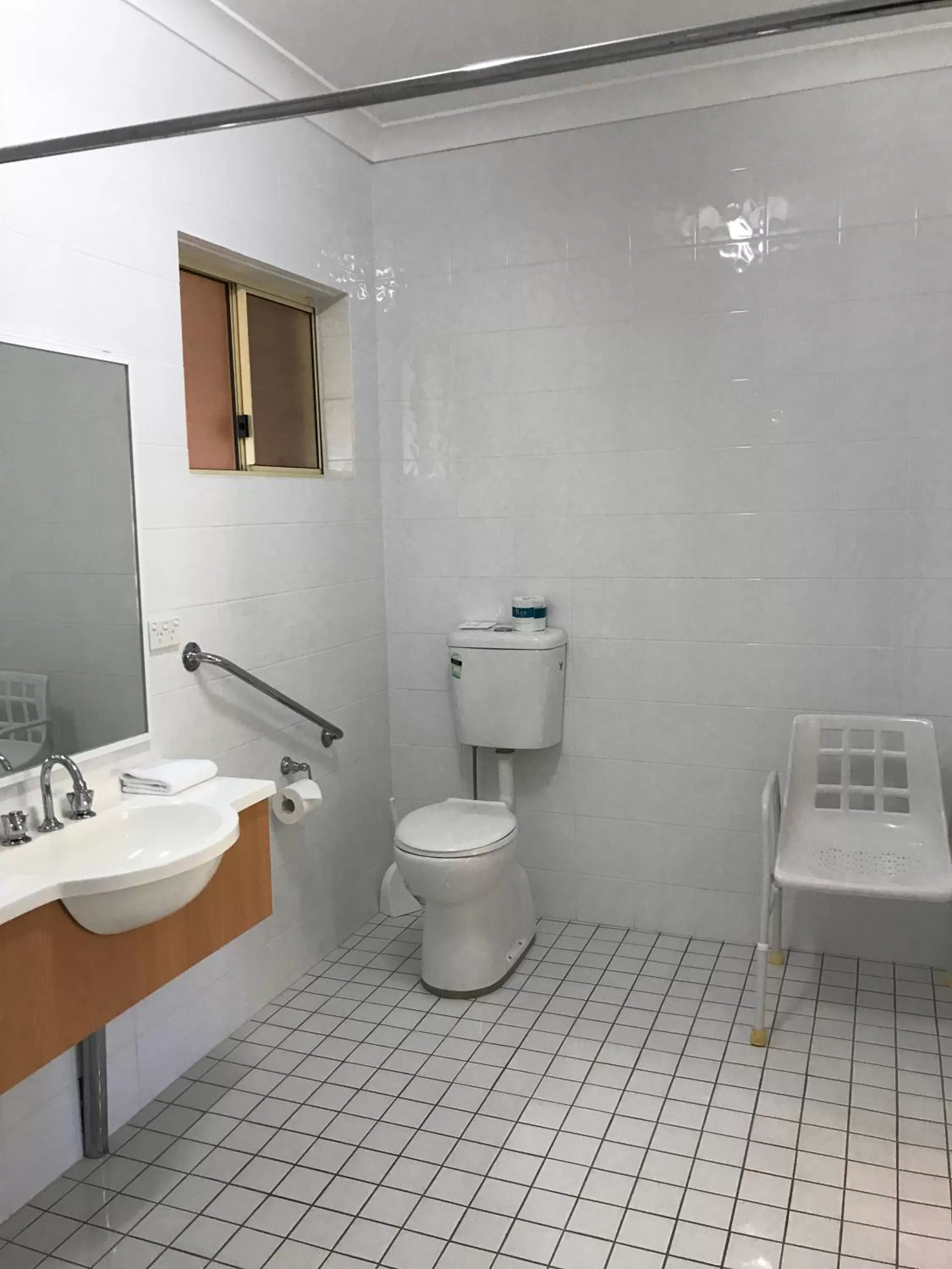 Bathroom in Country Gardens Motor Inn