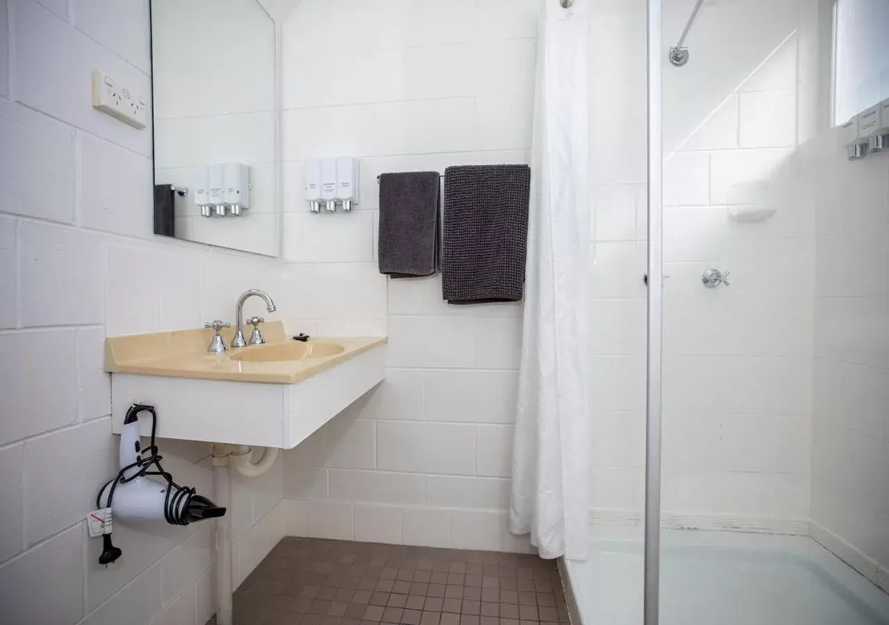 Shower, Bathroom in Banjo Paterson Motor Inn