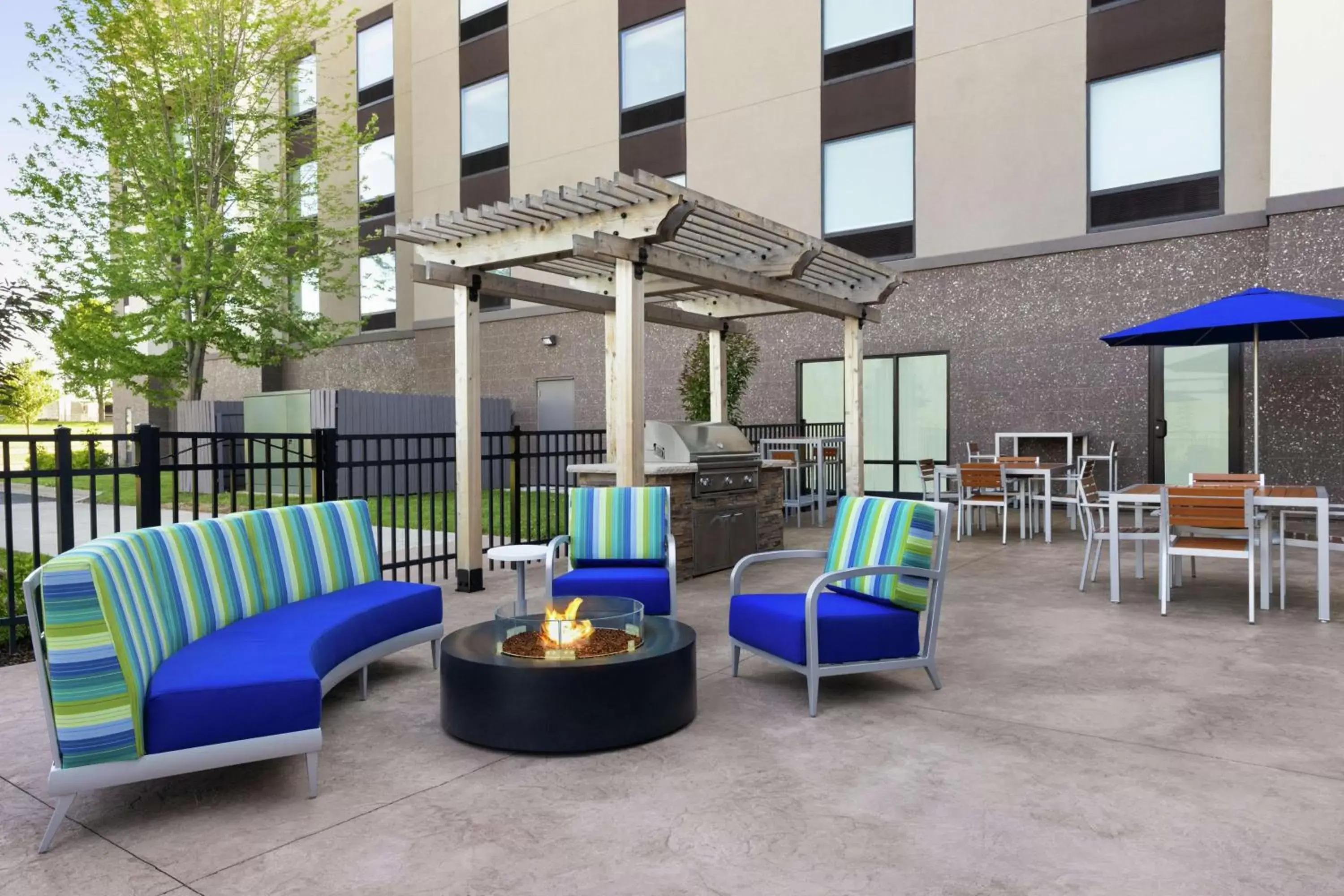 Patio in Hampton Inn & Suites Rogers