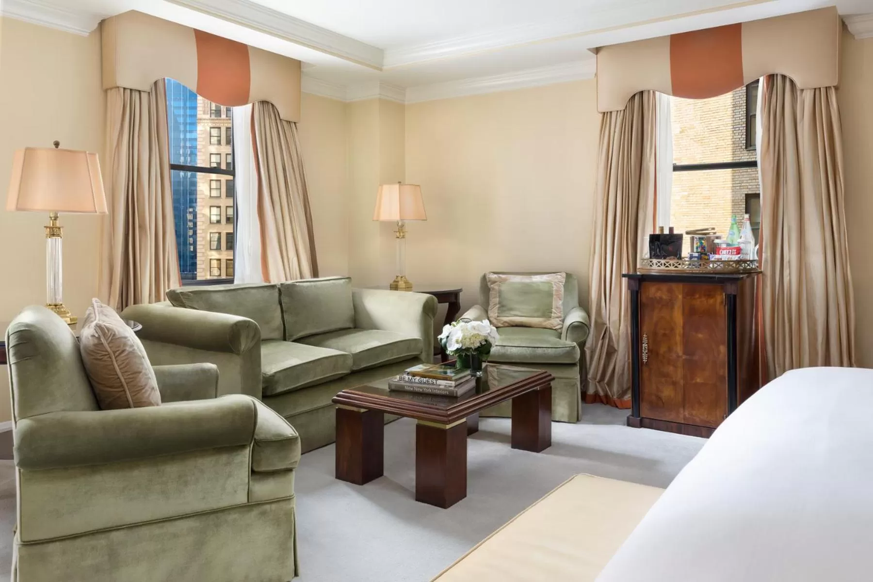 Seating area, Bed in The Michelangelo Hotel