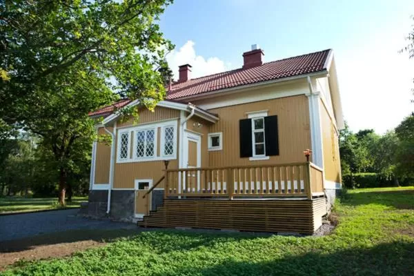 Property building in Ahlströmin Ruukki Noormarkku