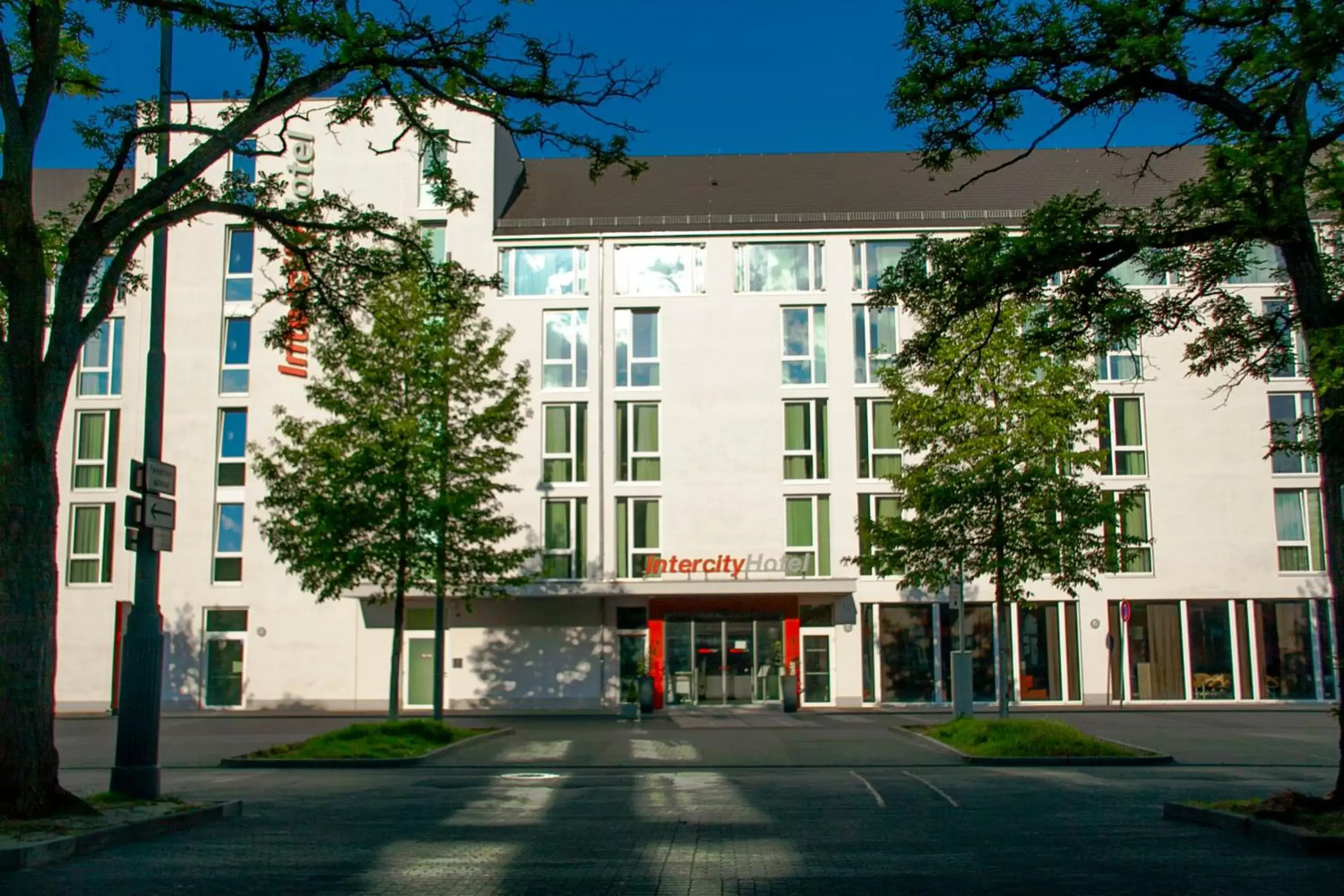 Facade/entrance, Property Building in IntercityHotel Darmstadt