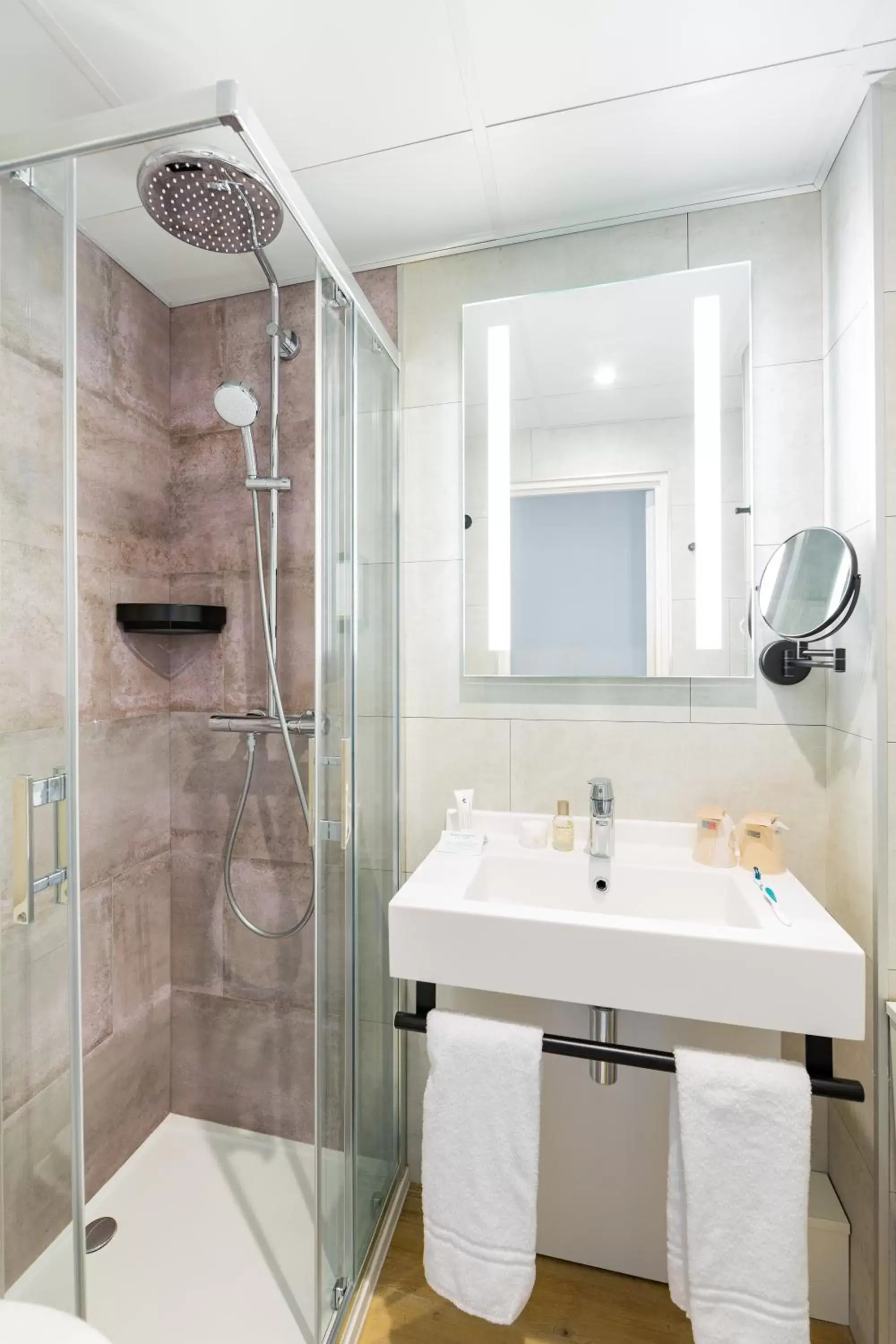 Shower, Bathroom in Best Western Mulhouse Salvator Centre