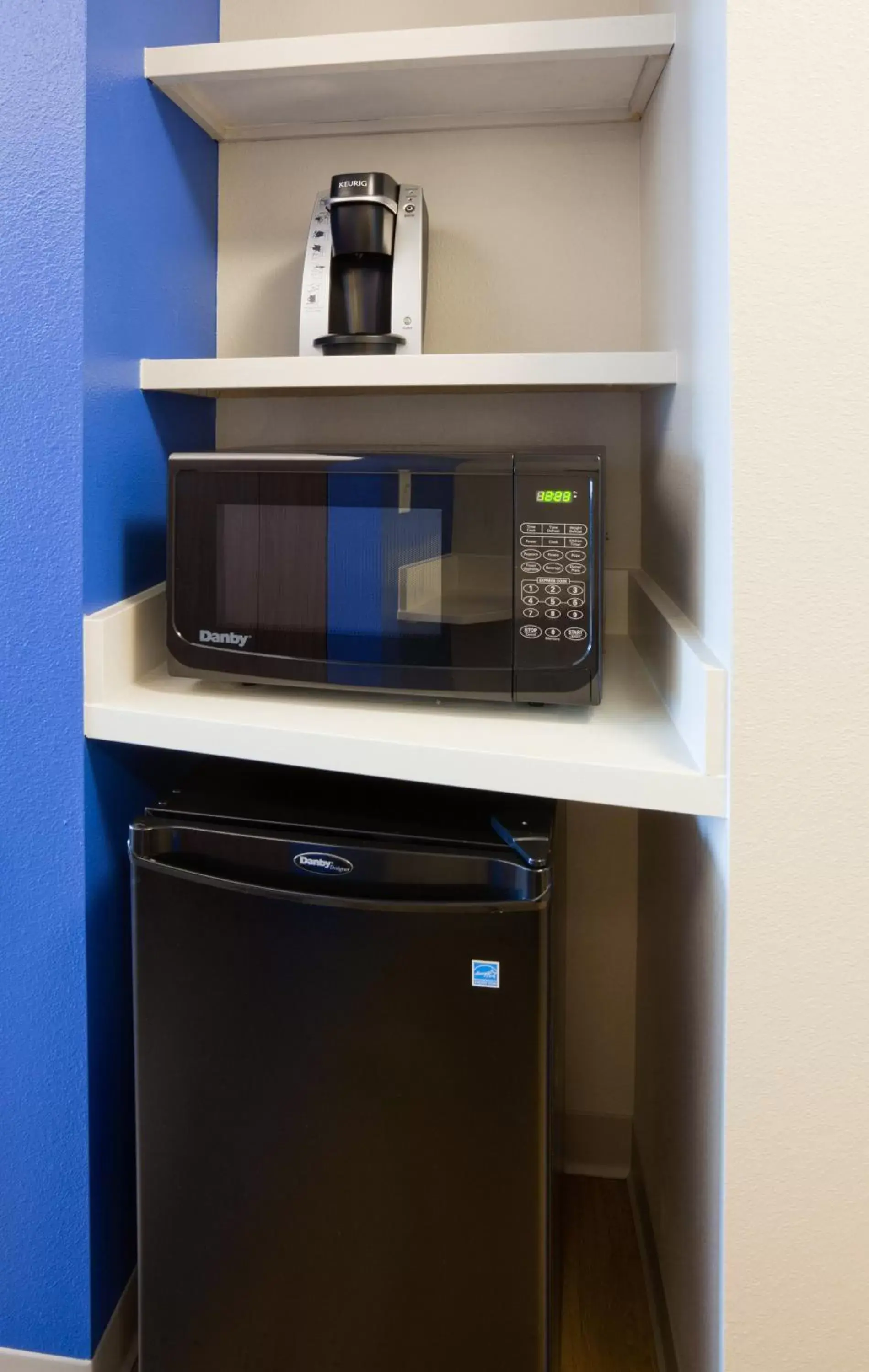 Photo of the whole room, Kitchen/Kitchenette in Holiday Inn Express and Suites Des Moines Downtown, an IHG Hotel