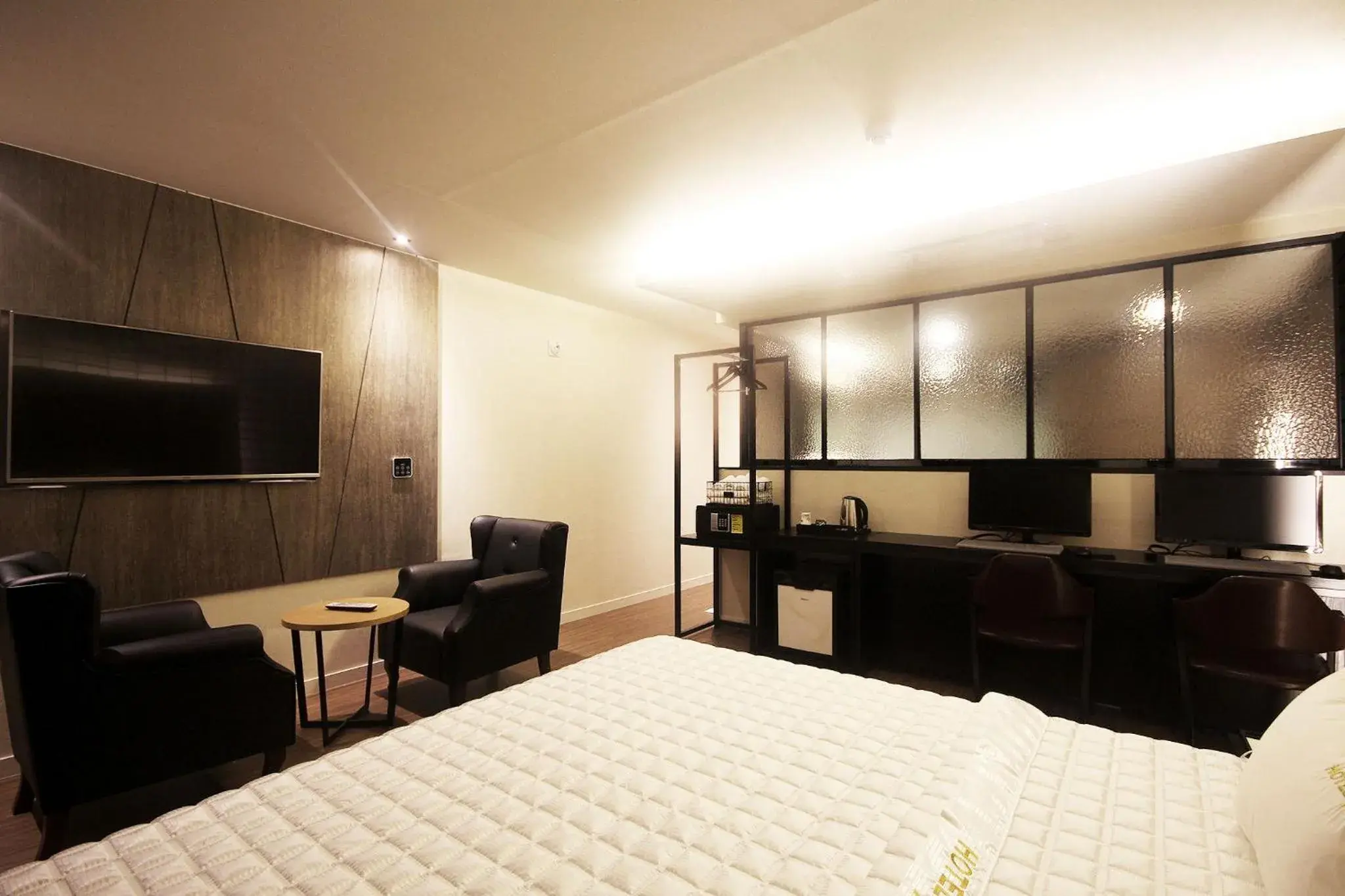 Bedroom, TV/Entertainment Center in Mu Hotel