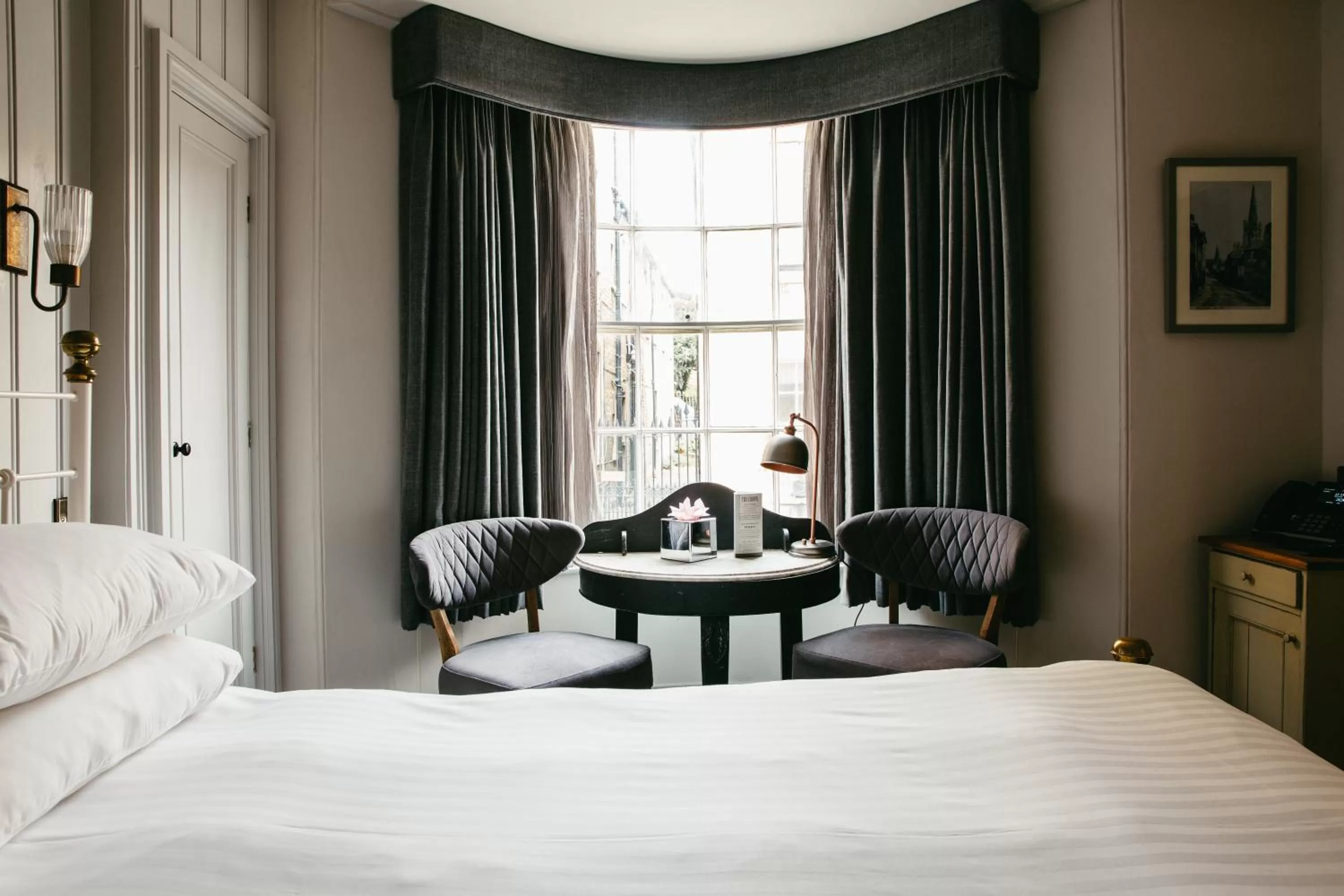 Bedroom, Bed in Crown Hotel