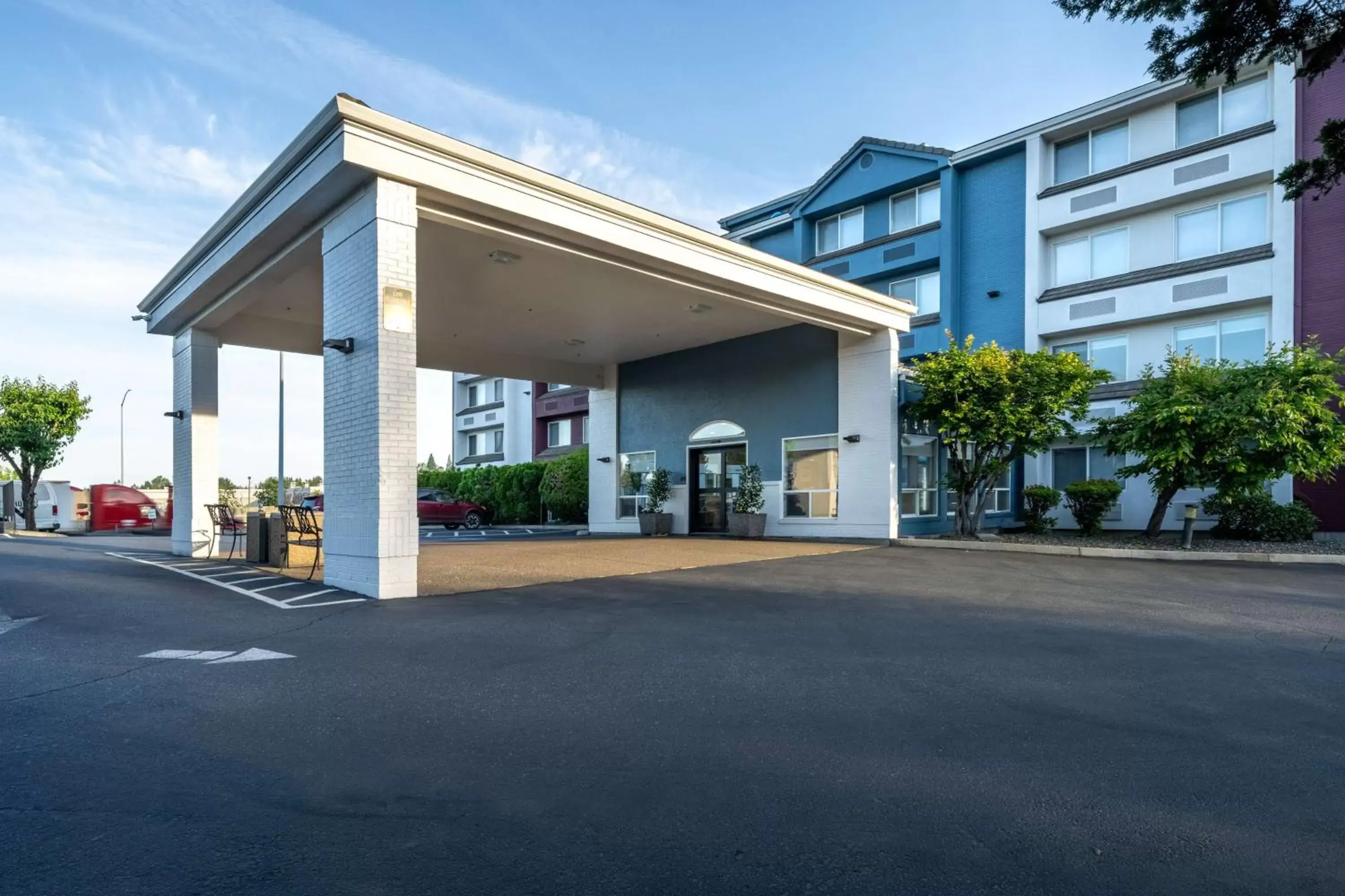 Property Building in Best Western Lake Oswego Hotel & Suites