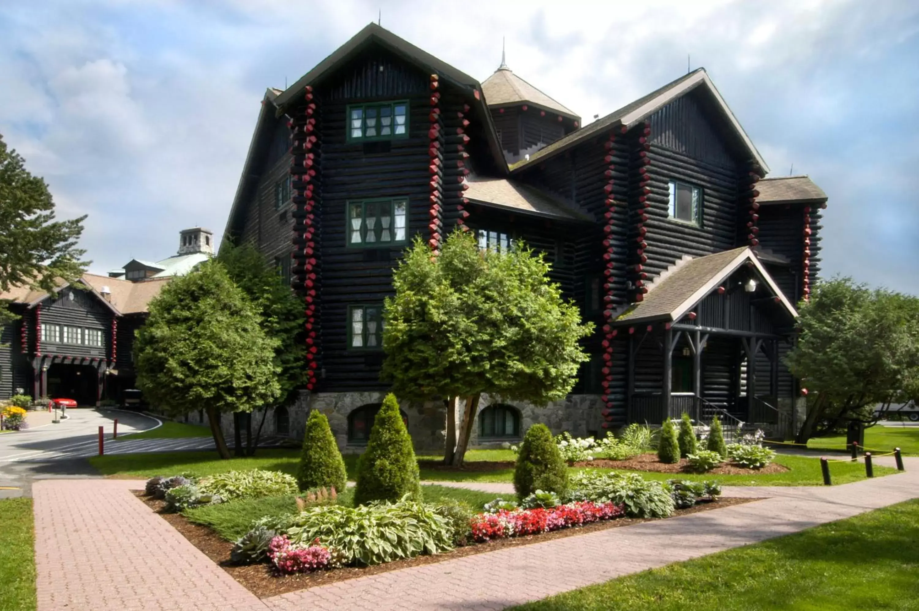 Facade/entrance, Property Building in Fairmont Le Chateau Montebello