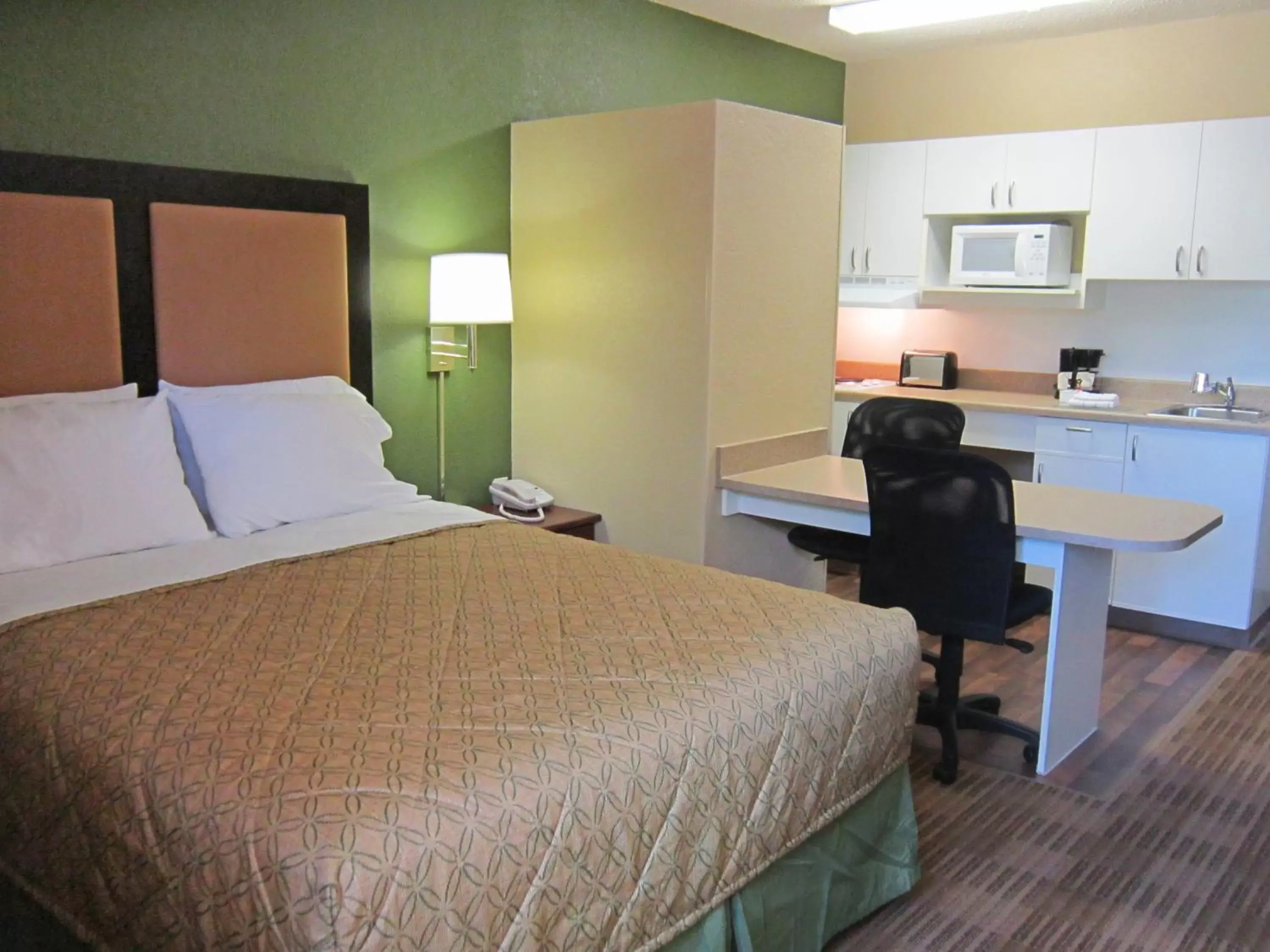 Bed in Extended Stay America Suites - Toledo - Holland