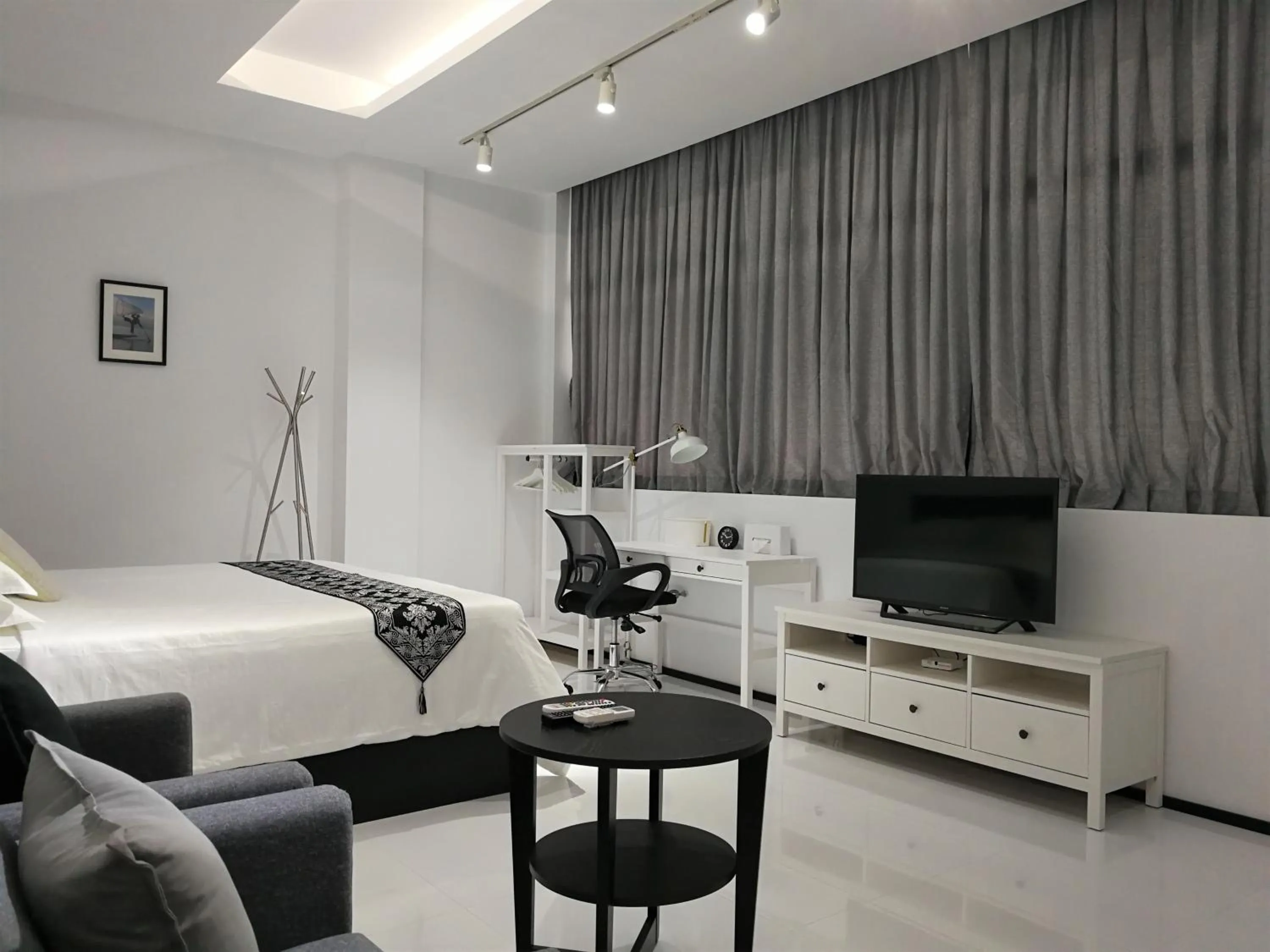 TV and multimedia, Bed in YAMA HOTEL & ROOFTOP BAR