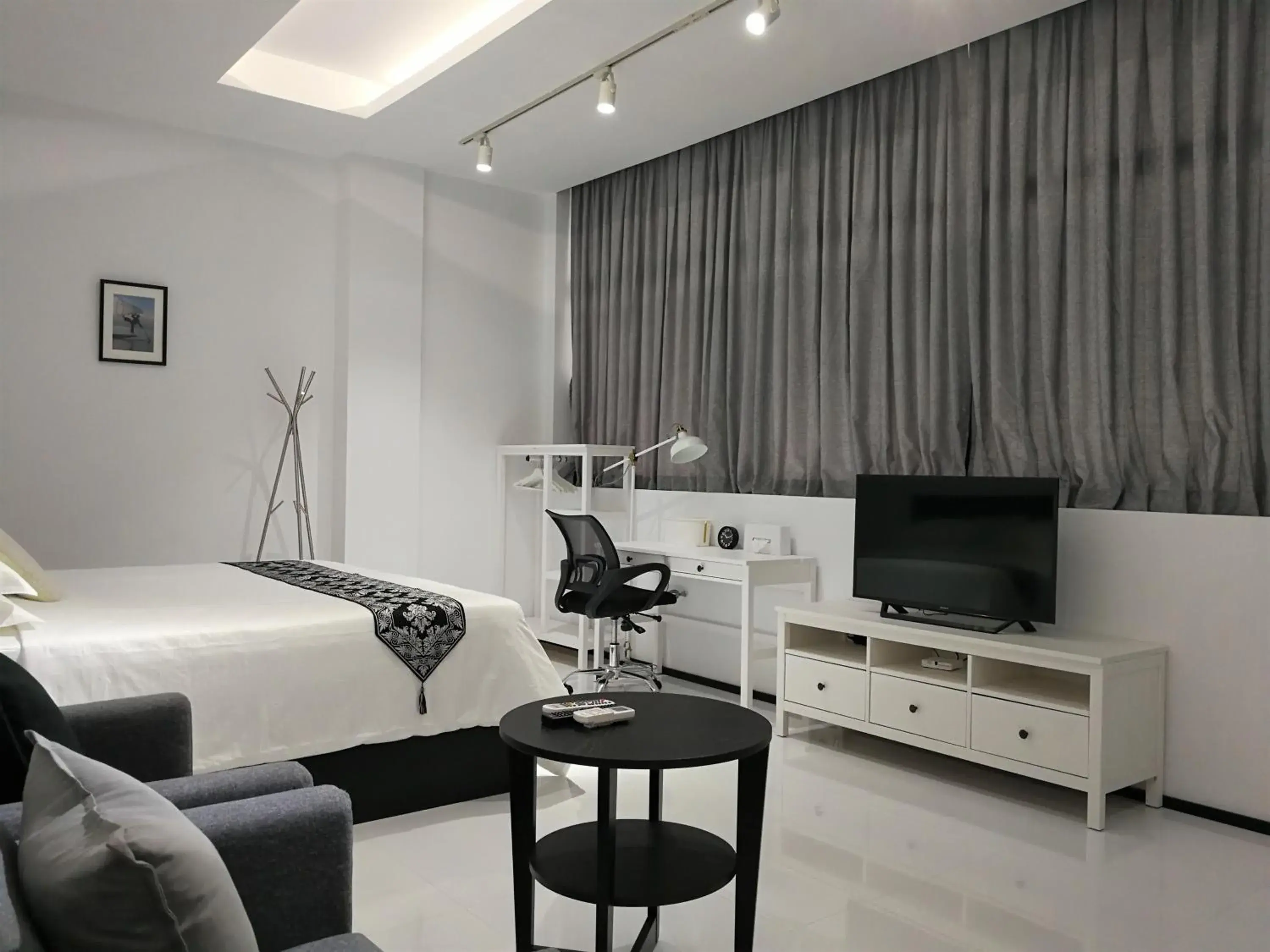 TV and multimedia, Bed in YAMA HOTEL & ROOFTOP BAR TV and multimedia, Bed in YAMA HOTEL & ROOFTOP BAR