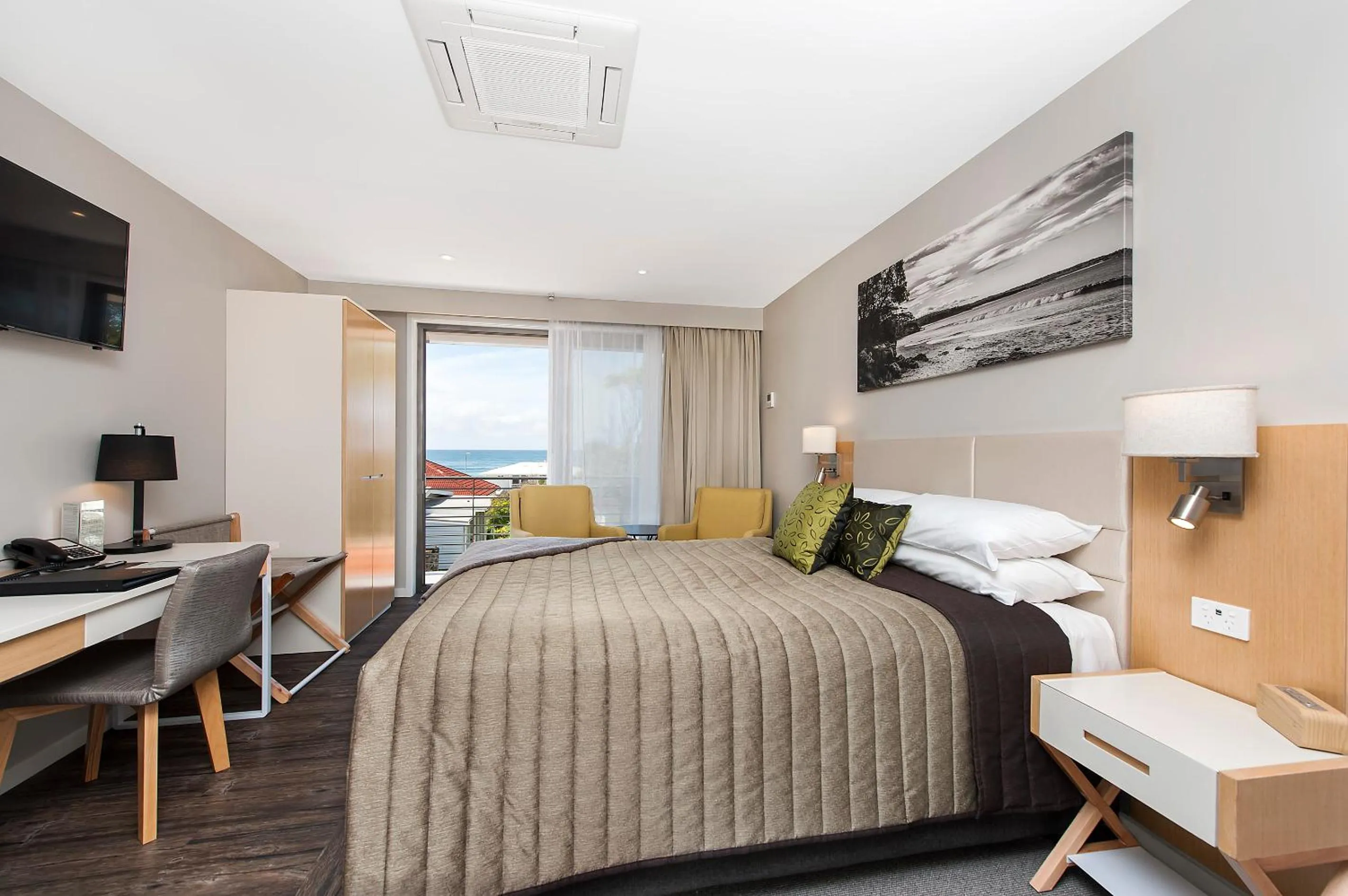 Photo of the whole room, Bed in Allure On Ocean Motel - Mollymook Beach