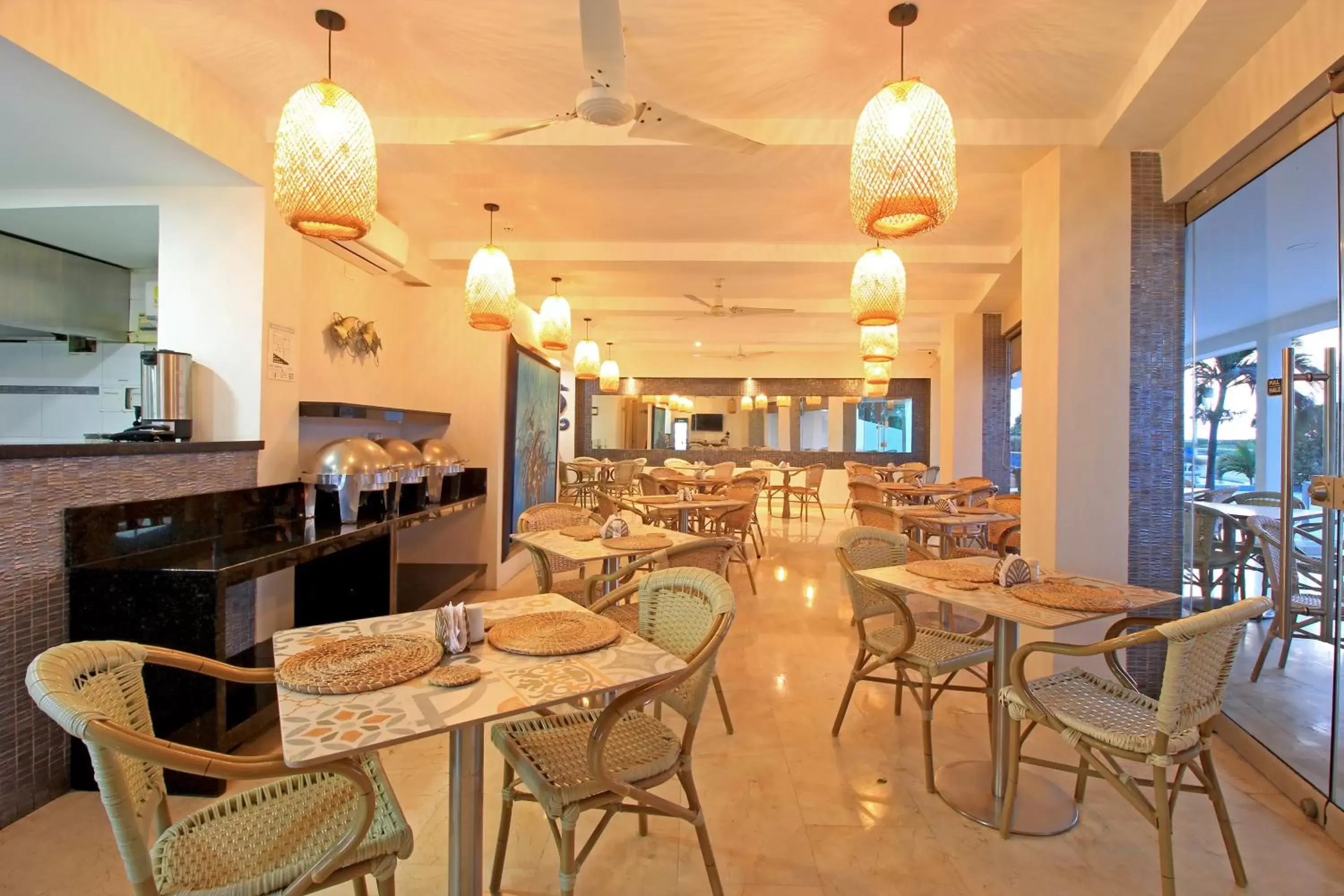 Restaurant/Places to Eat in Hotel Summer Frente Al Mar