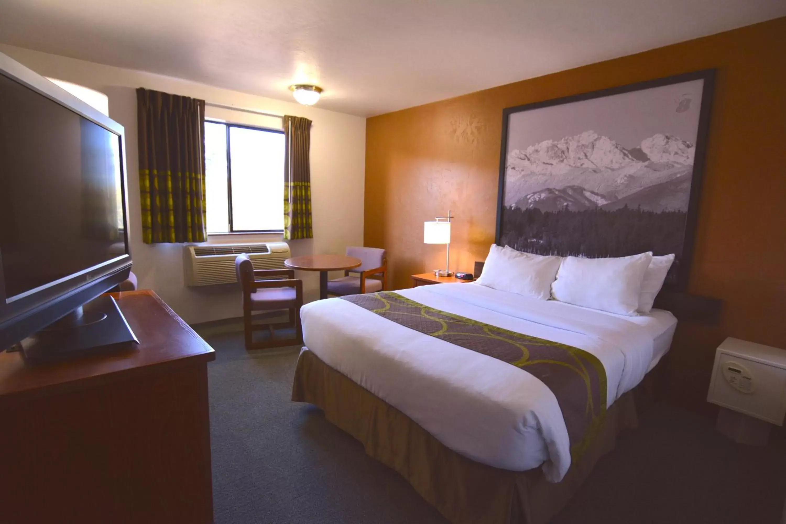 Bed in Super 8 by Wyndham Port Angeles at Olympic National Park