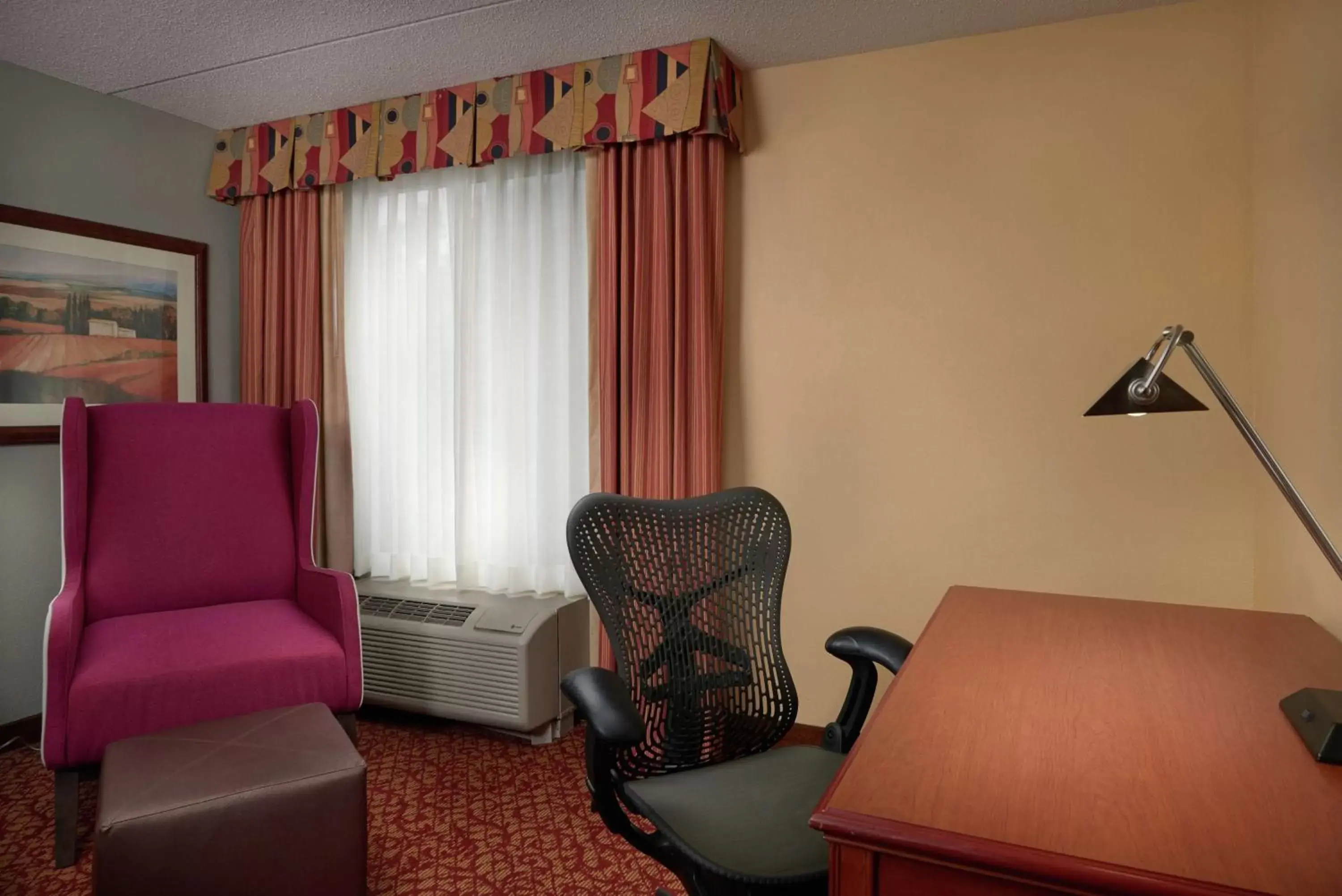 Bedroom, Seating Area in Hilton Garden Inn Newport News