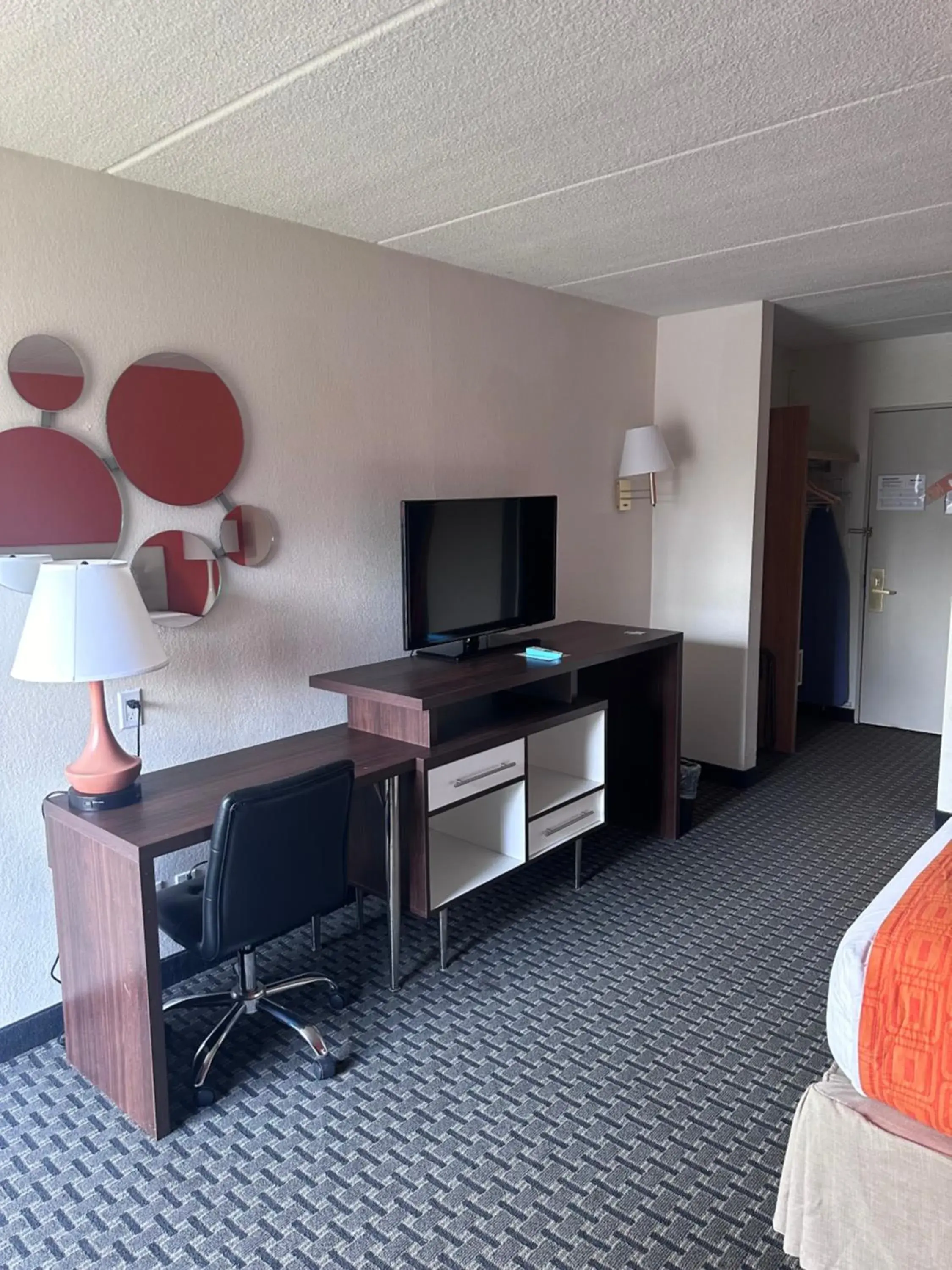 TV and multimedia, TV/Entertainment Center in Howard Johnson by Wyndham Newburgh