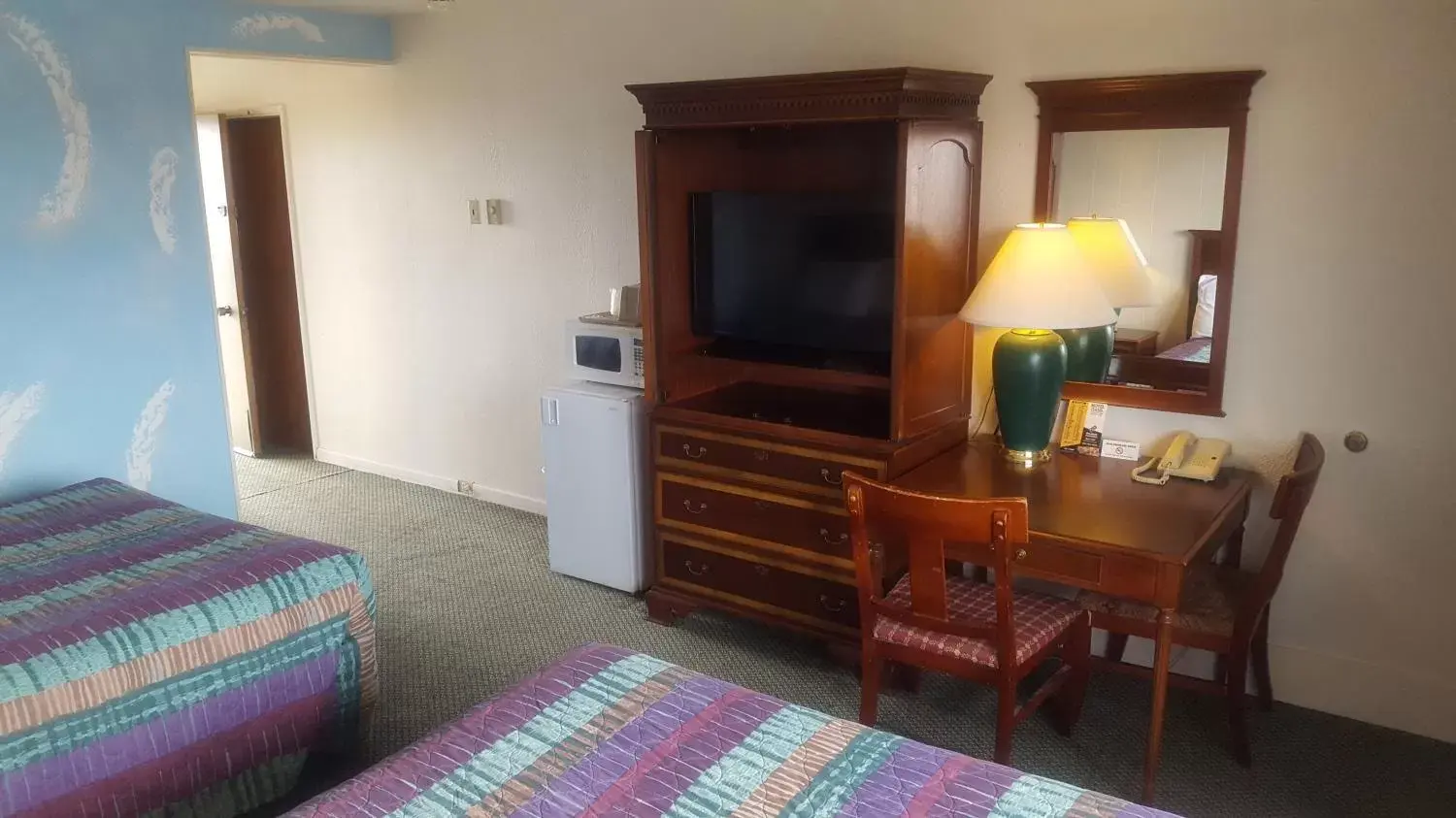 Living room, TV/Entertainment Center in Motel Oasis